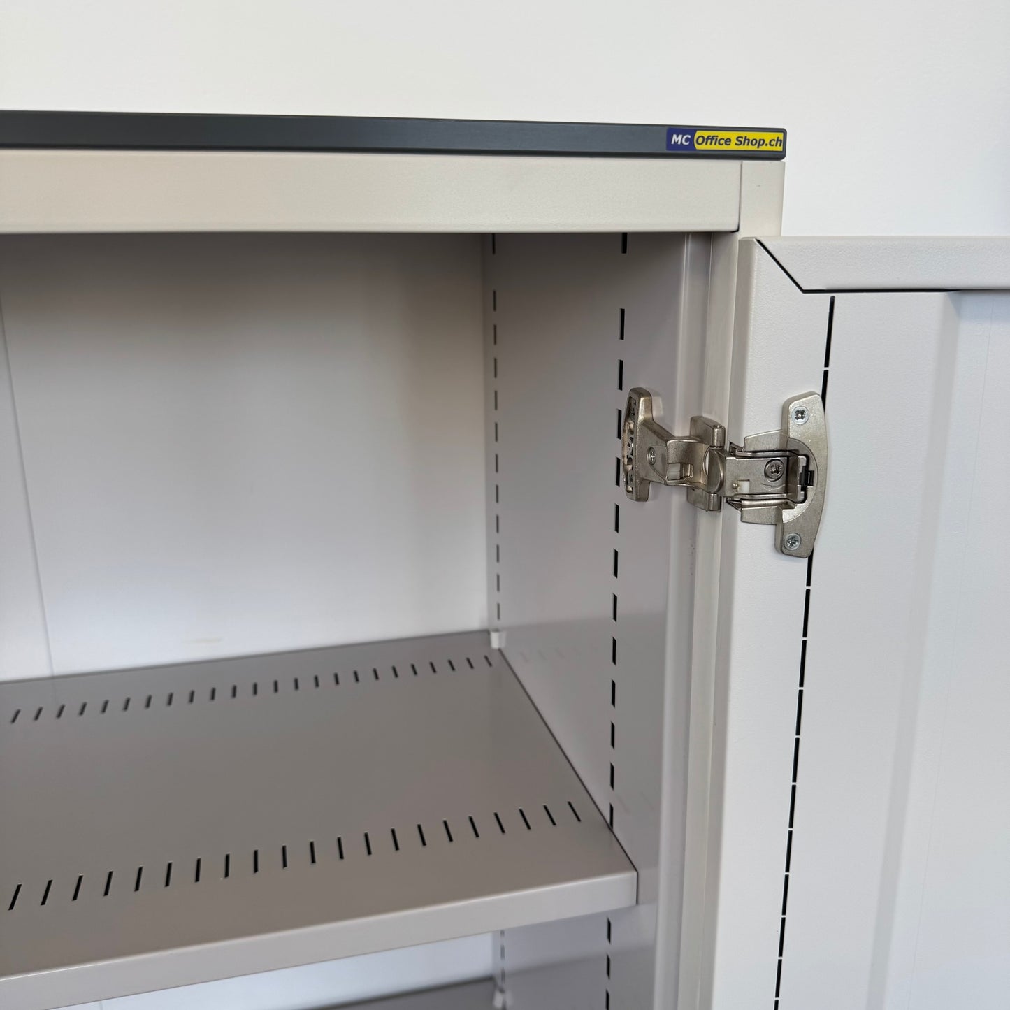 Lista Office Storage Flügeltür-Aktenschrank Detailfoto rechts oben