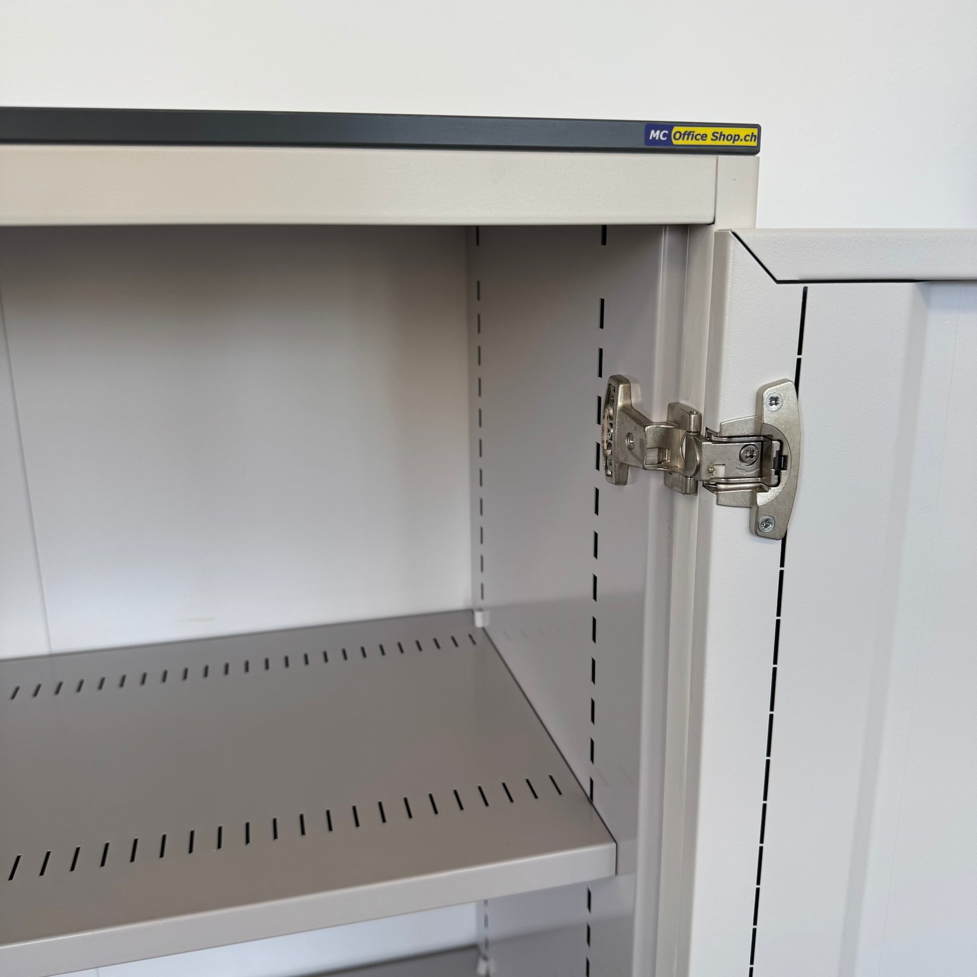 Lista Office Storage Flügeltür-Aktenschrank Detailfoto rechts oben