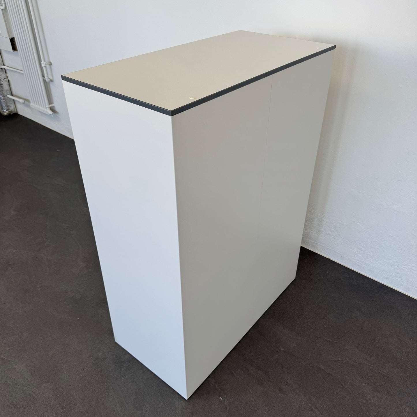 Lista Office Storage Flügeltür-Aktenschrank Ansicht von der Seite