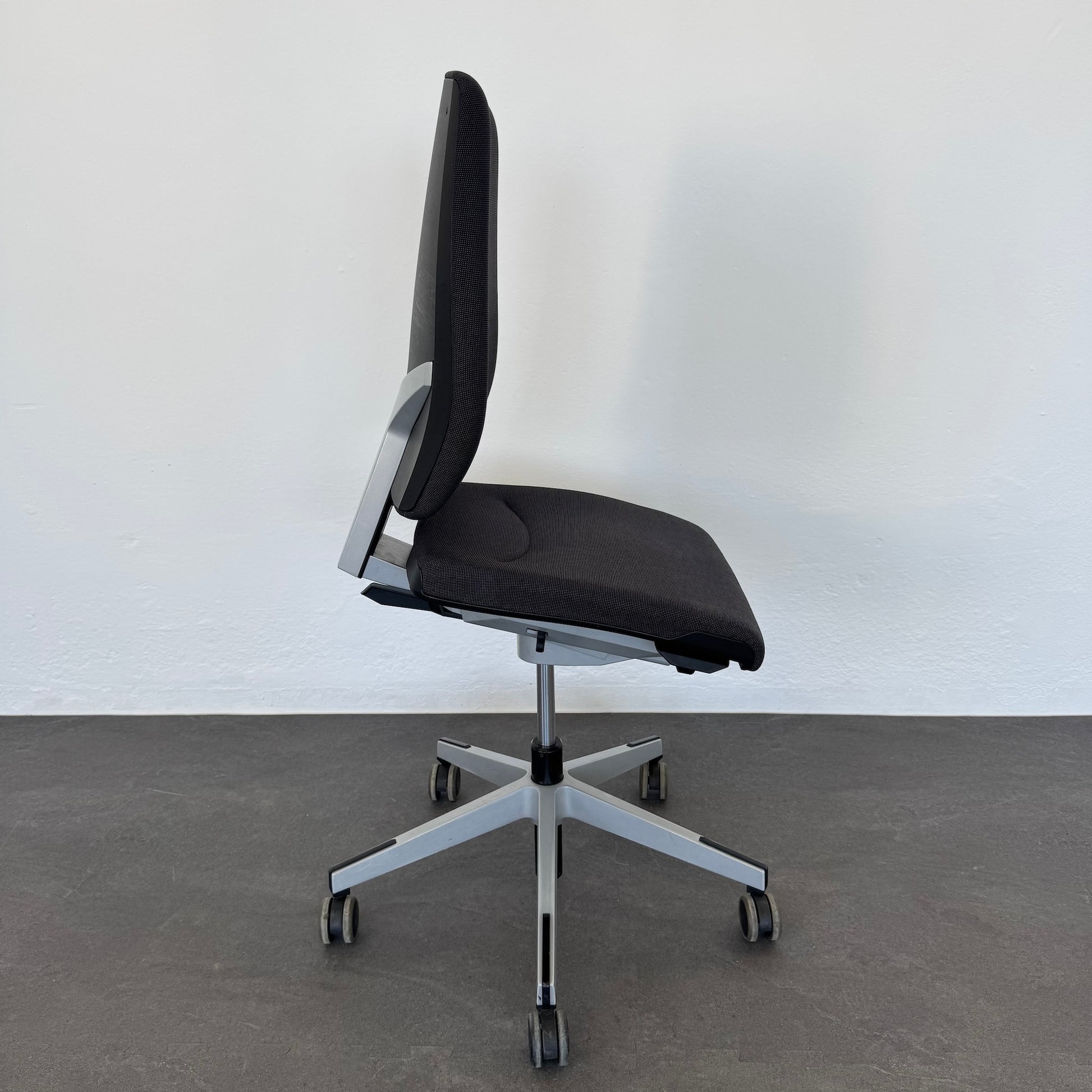 Giroflex G68 Bürodrehstuhl Fusskreiz Metall silbergrau