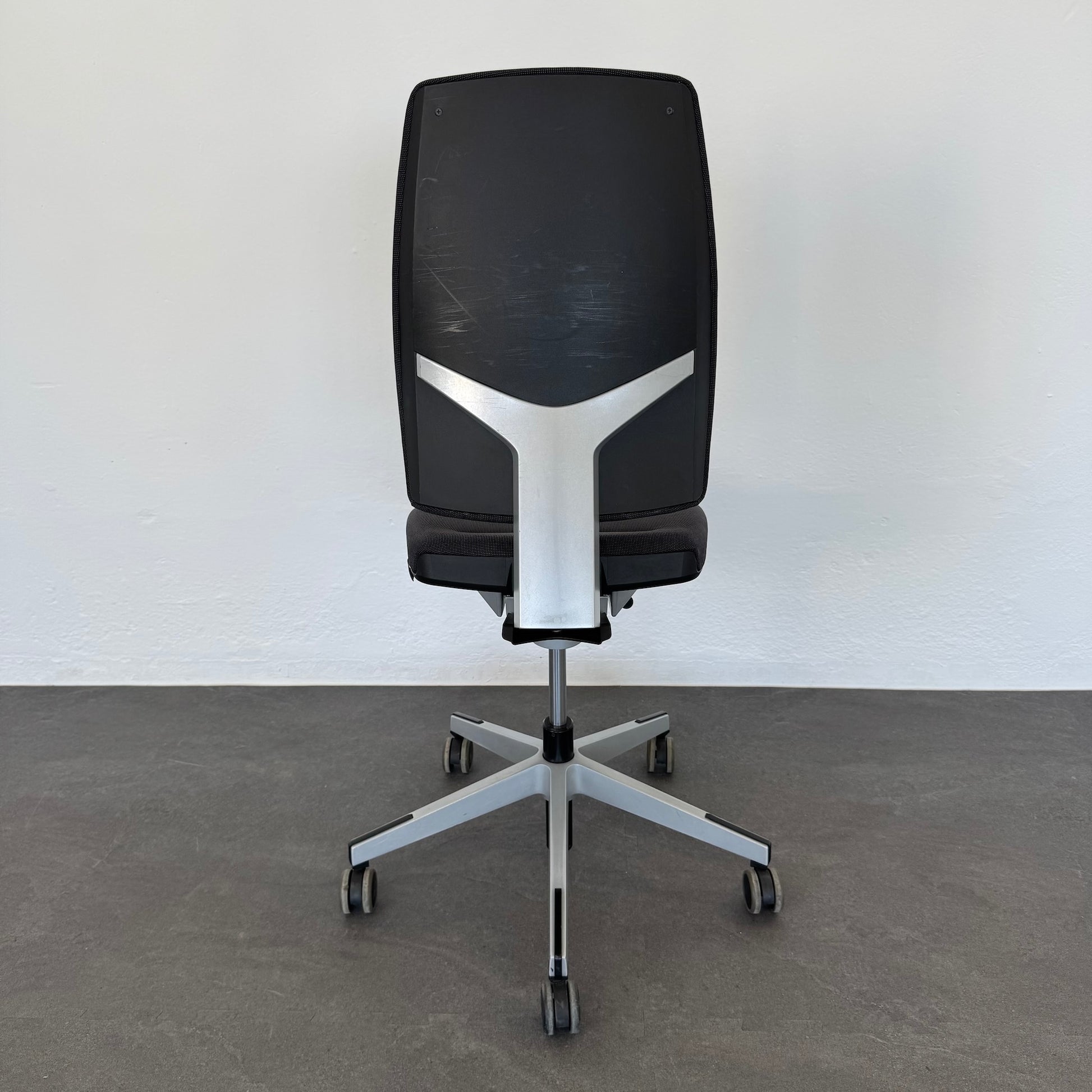 Giroflex G68 Bürodrehstuhl Ansicht von hinten