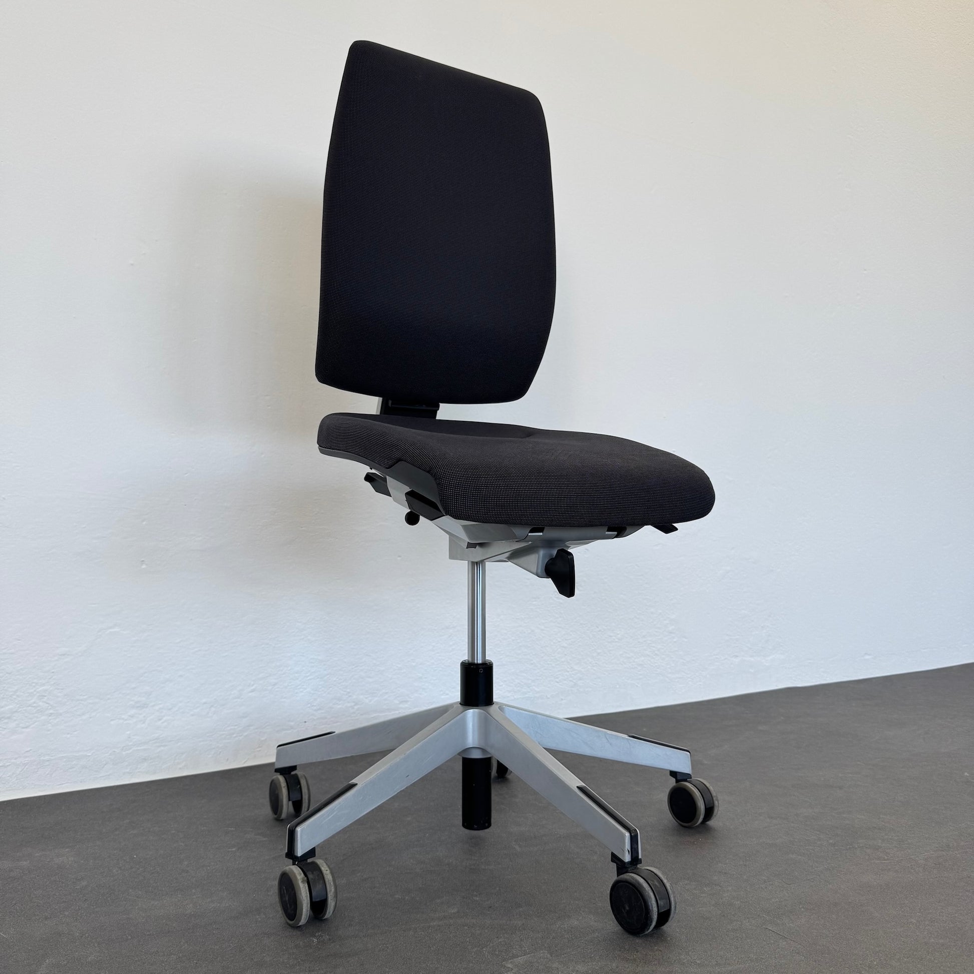 Giroflex G68 Bürodrehstuhl Detailfoto Sitzneigung