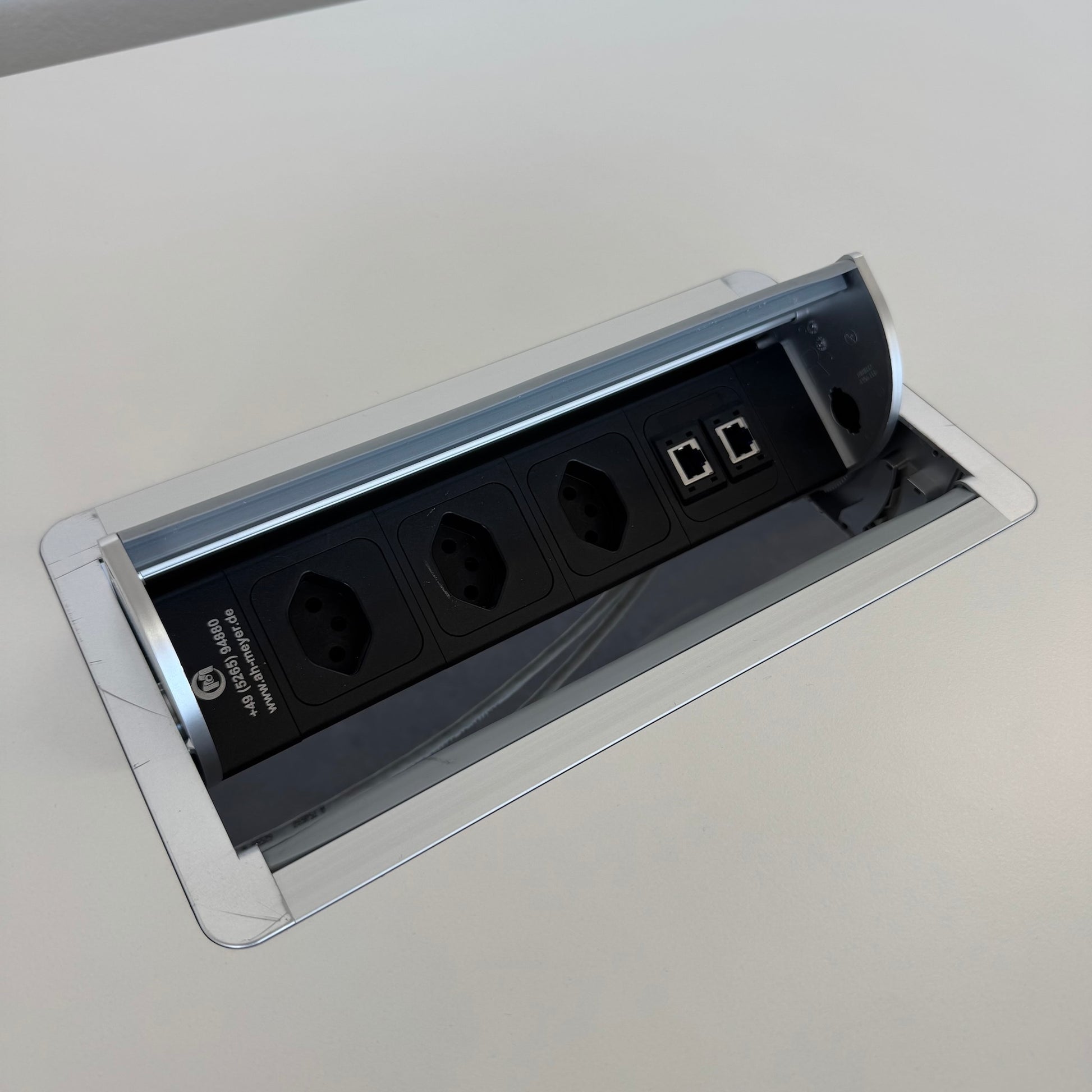 Lista Office Motion Sitzungstisch Detailfoto Klappsteckdose