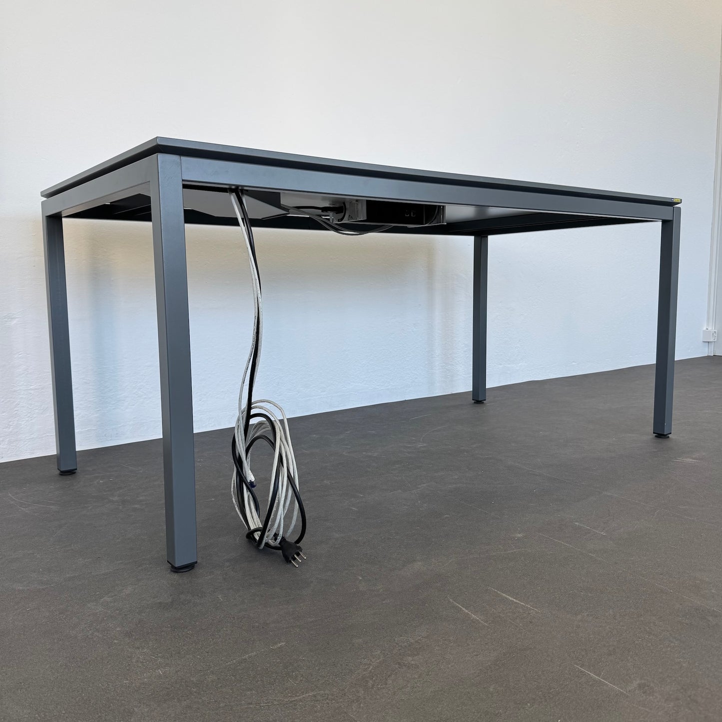 Lista Office Motion Sitzungstisch Detailfoto Verkabelung