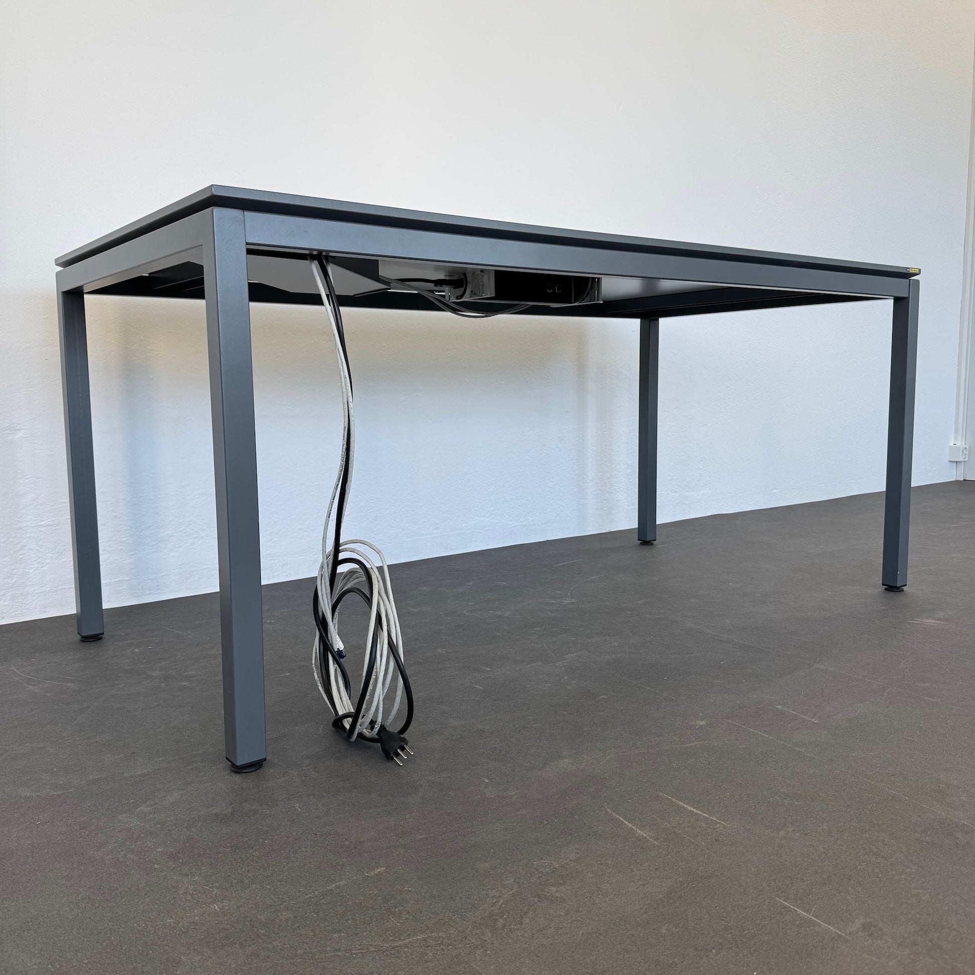 Lista Office Motion Sitzungstisch Detailfoto Verkabelung