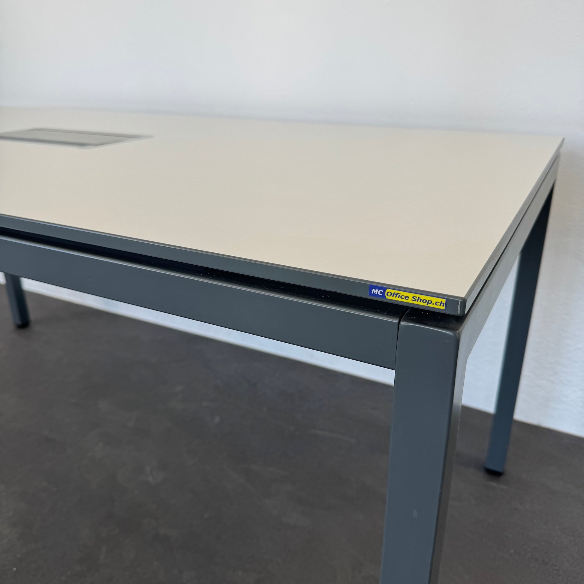 Lista Office Motion Sitzungstisch Detailfoto seitlich