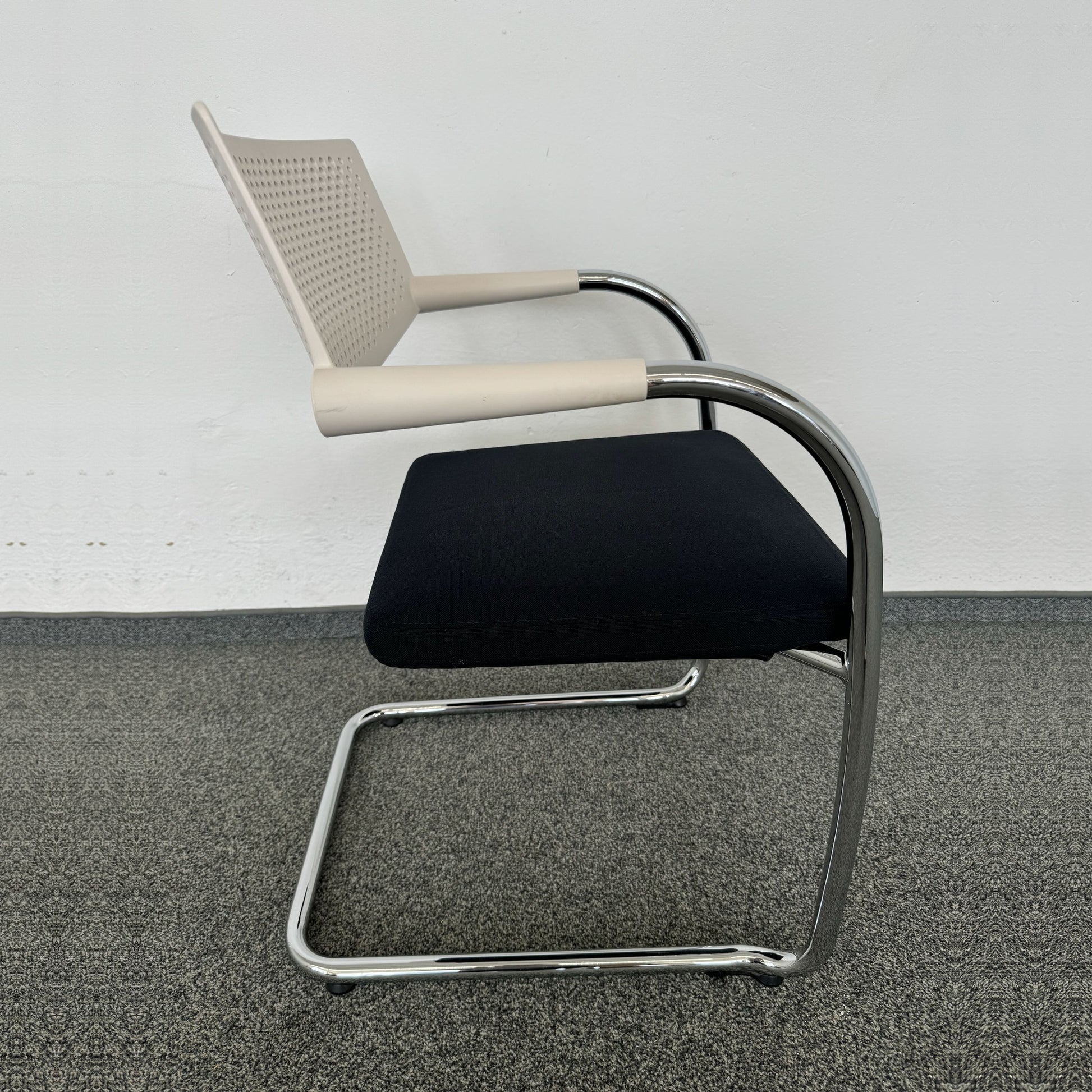 Vitra Visavis 2 Freischwinger mit Rückenschale Creme