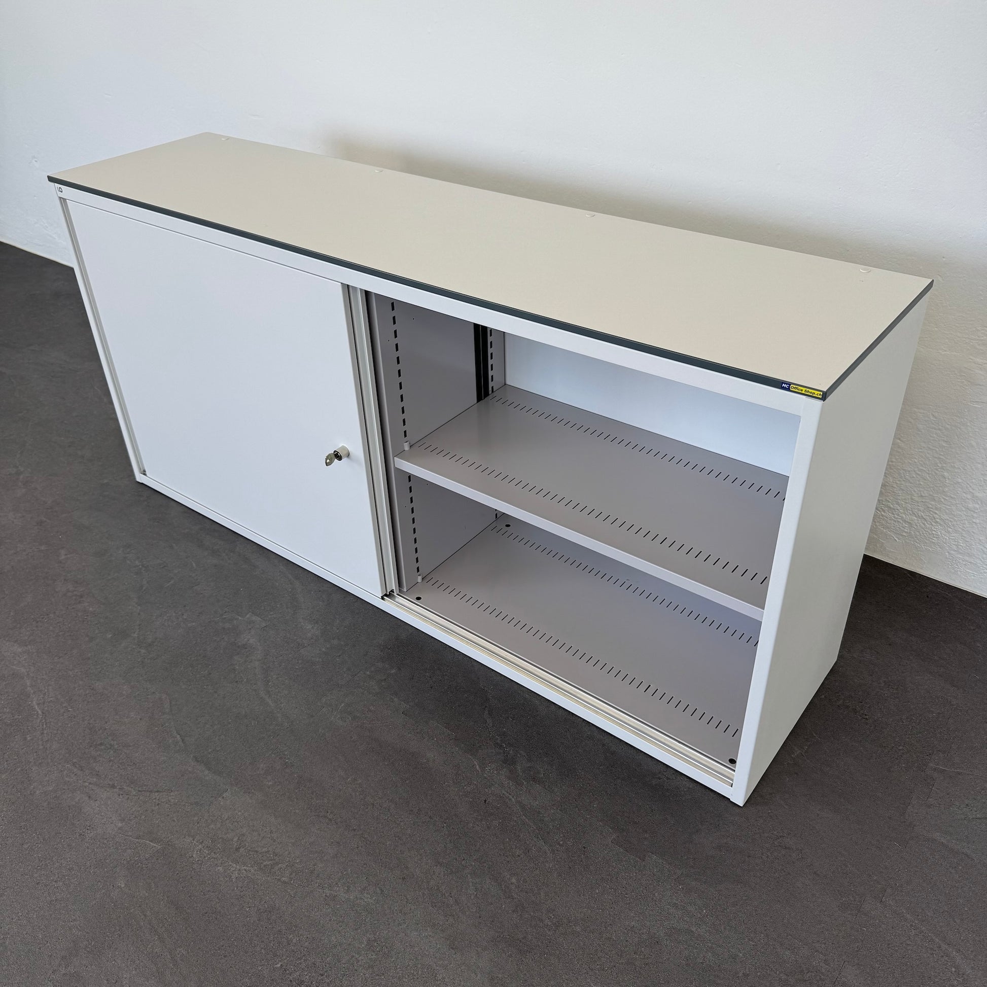 Lista Office LO Storage Schiebetür-Aktenschrank mit 2 Fachböden