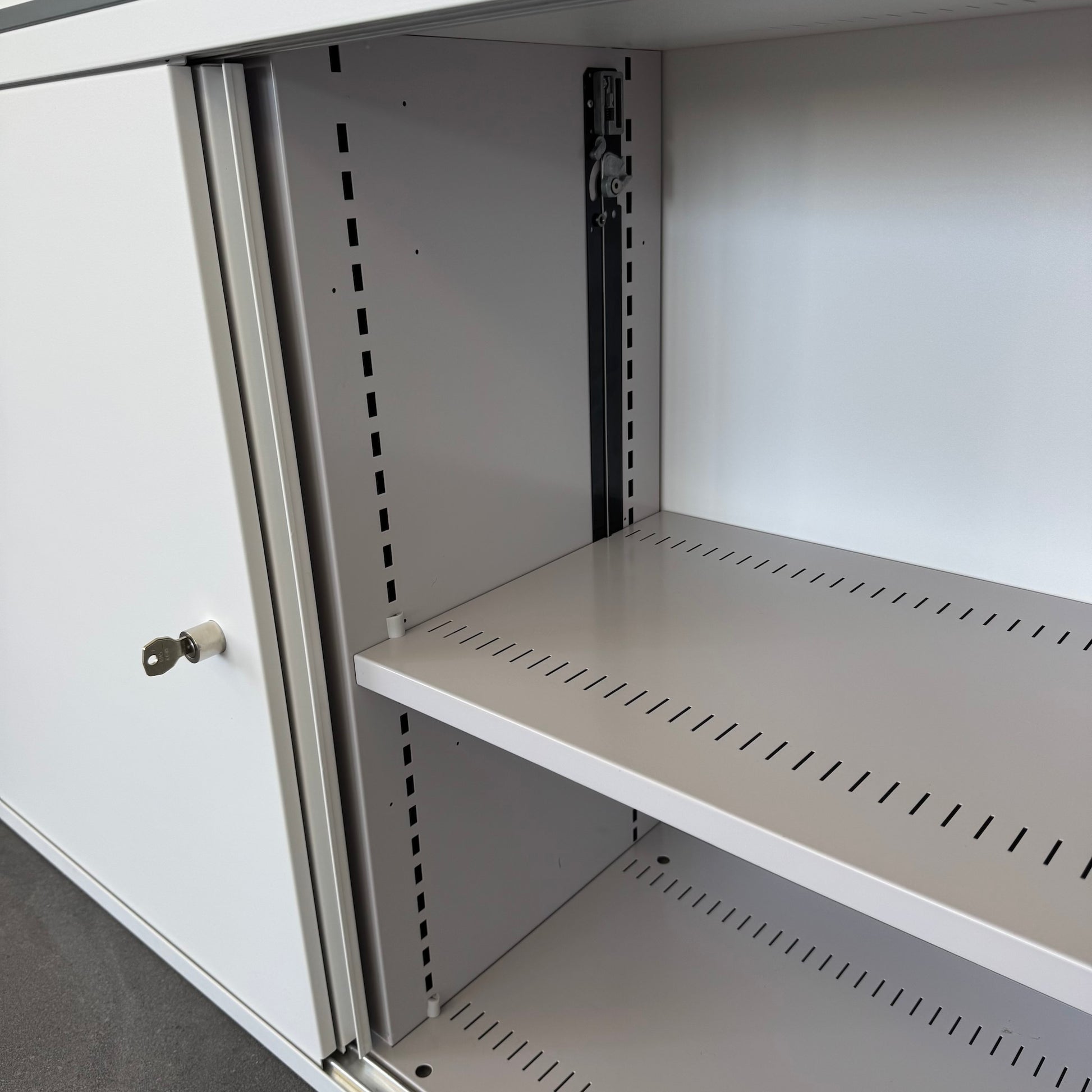 Lista Office LO Storage Schiebetür-Aktenschrank mit Schlüssel