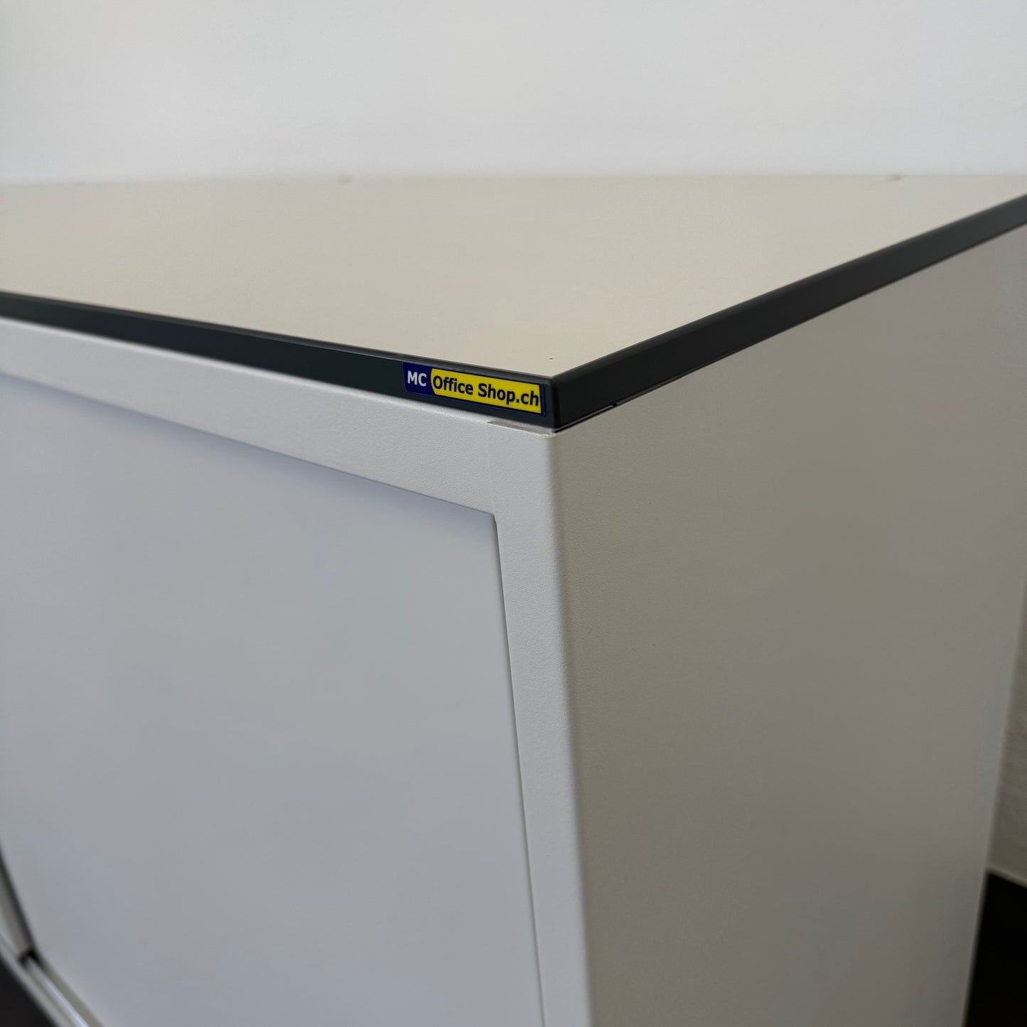 Lista Office LO Storage Schiebetür-Aktenschrank Detailfoto Deckblatt