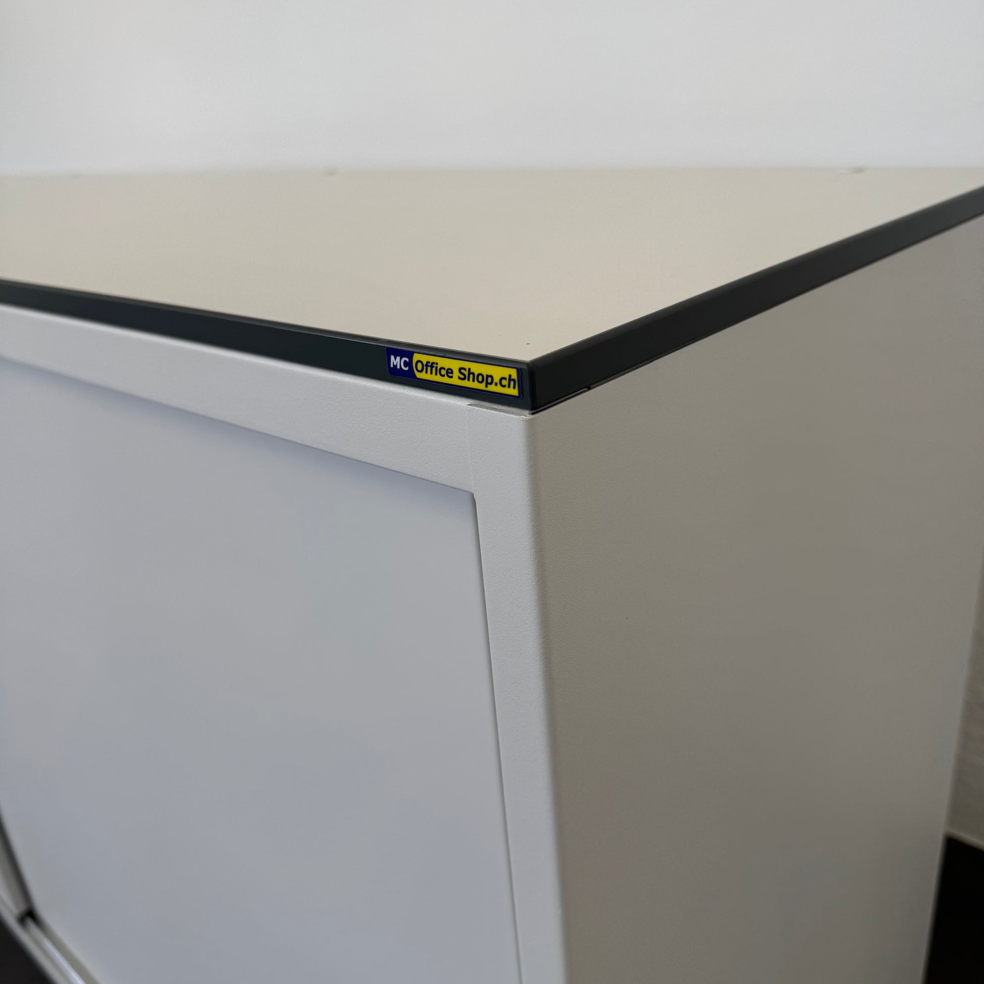 Lista Office LO Storage Schiebetür-Aktenschrank Detailfoto Deckblatt
