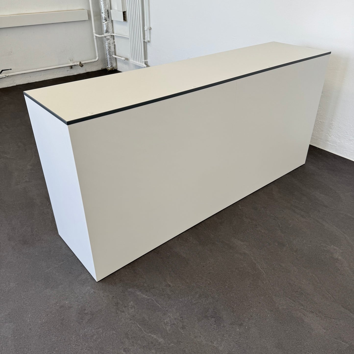 Lista Office LO Storage Schiebetür-Aktenschrank Ansicht von hinten