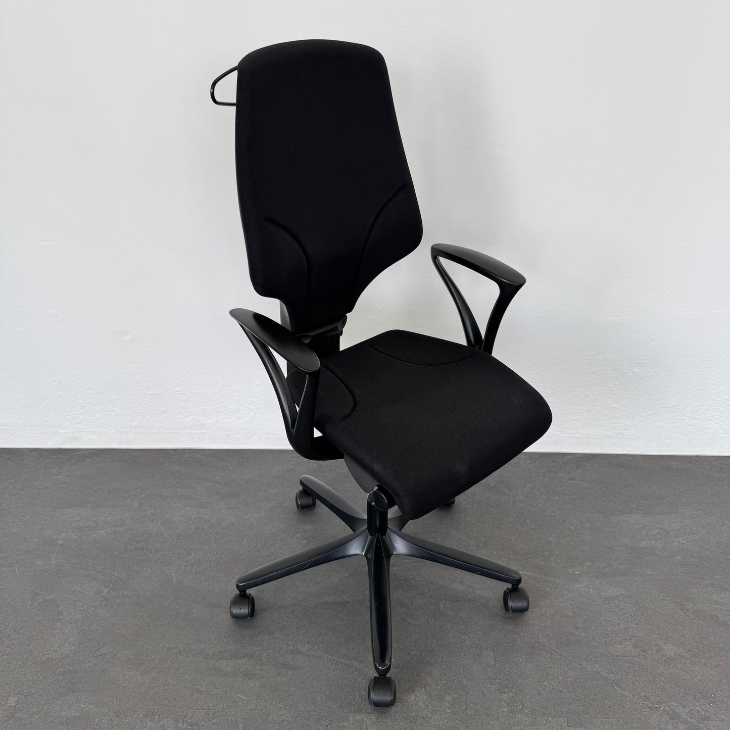 Giroflex G64 Bürodrehstuhl mit Armlehnen und Kleiderbügel