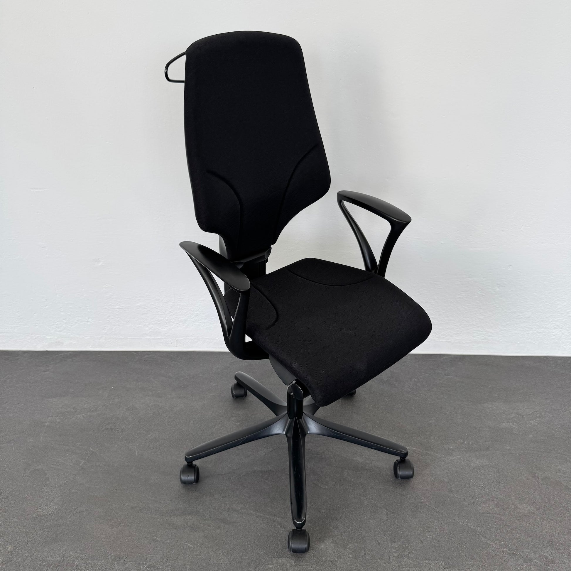 Giroflex G64 Bürodrehstuhl mit Armlehnen und Kleiderbügel