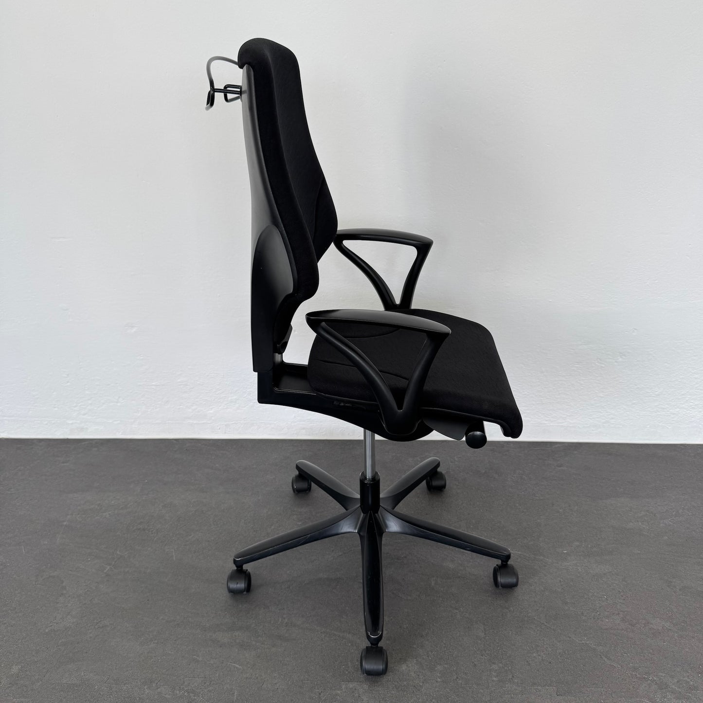 Giroflex G64 Bürodrehstuhl mit Fusskreuz Schwarz