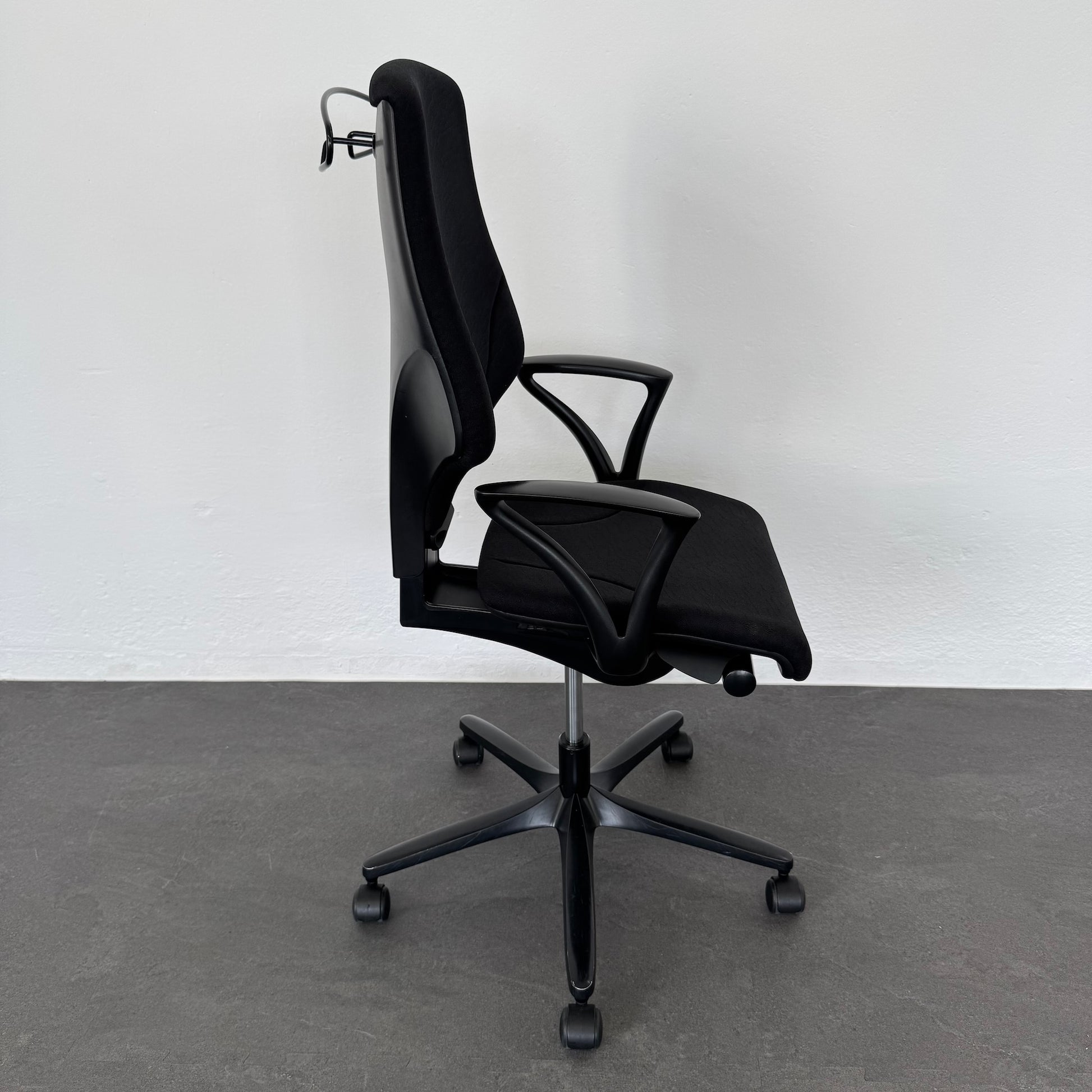 Giroflex G64 Bürodrehstuhl mit Fusskreuz Schwarz