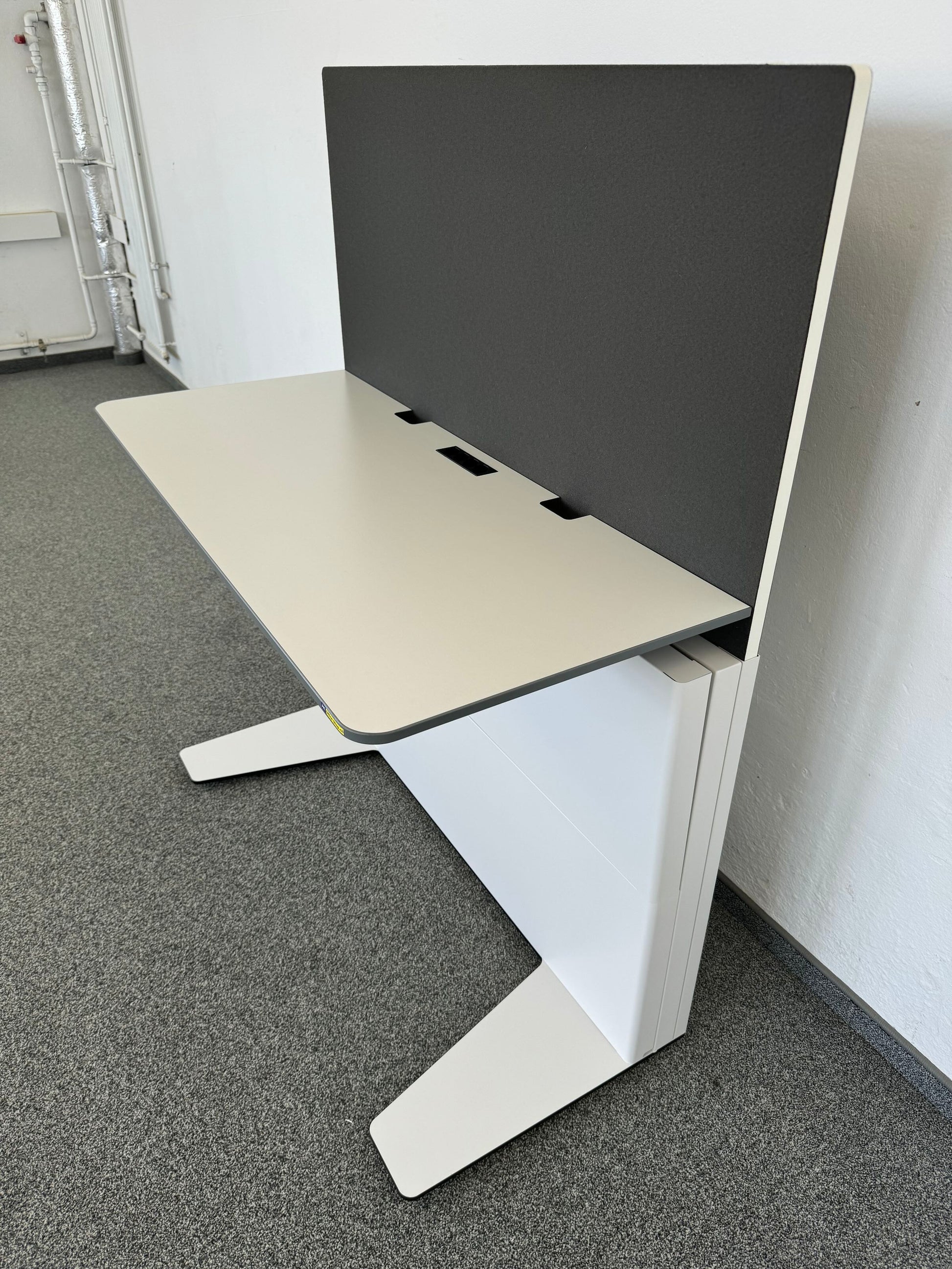 Lista Office Workstation Schreibtisch seitliche Ansicht