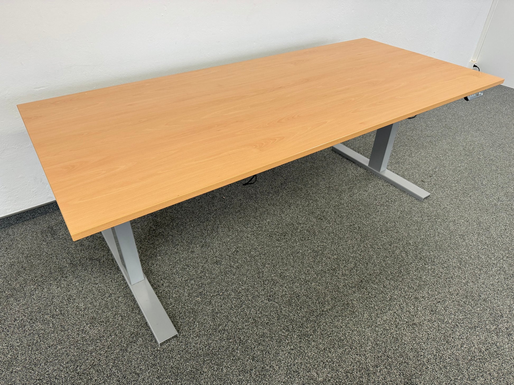 Interoffice Sitz-Steh-Schreibtisch von oben