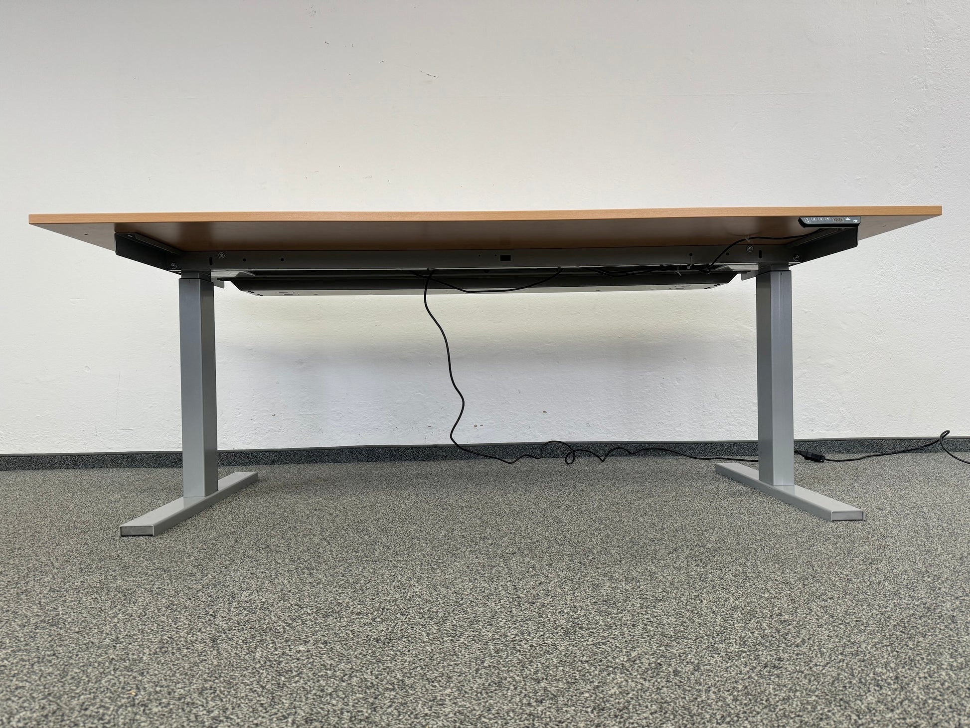 Interoffice Sitz-Steh-Schreibtisch von unten