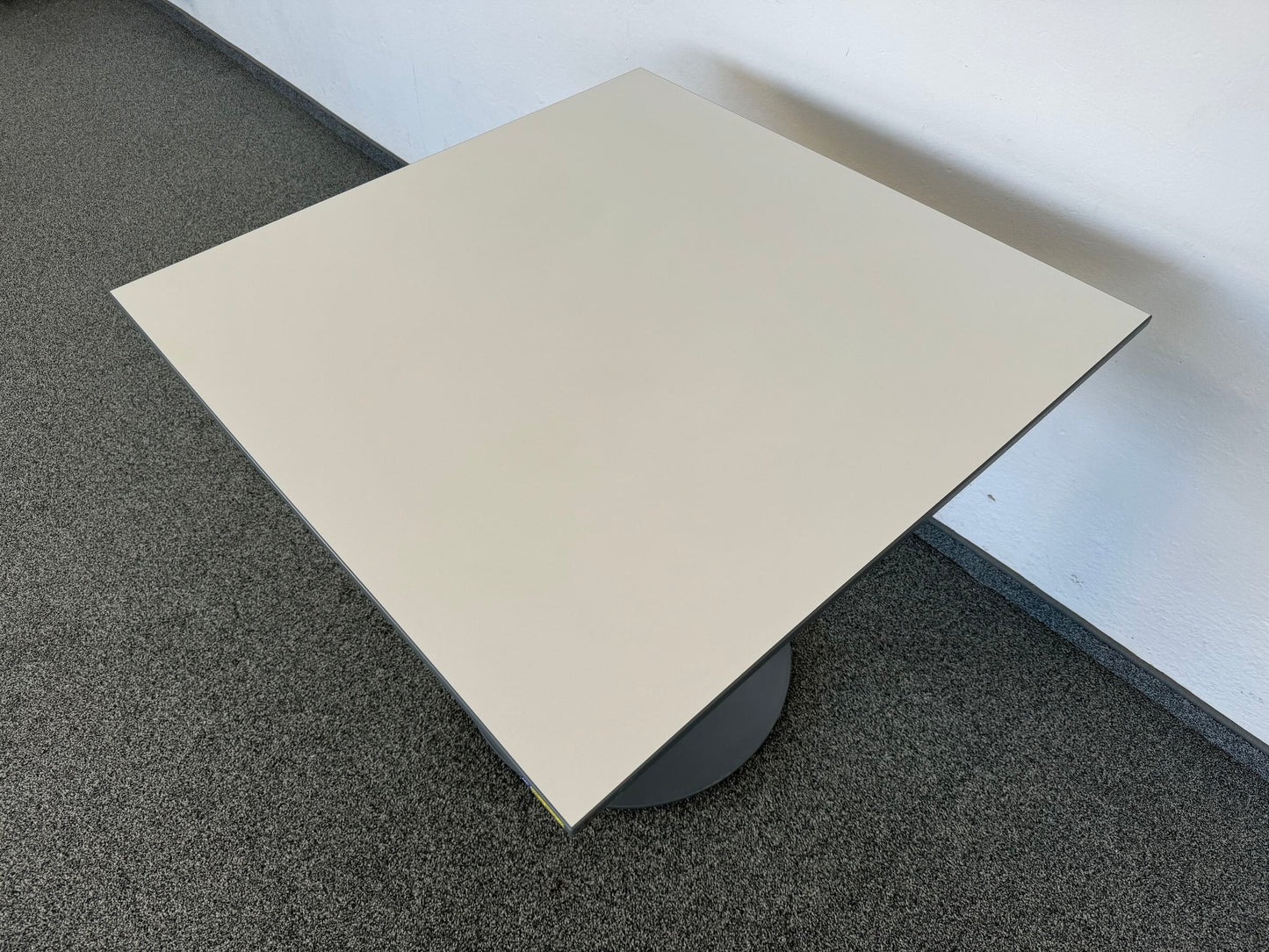 Lista Office Motion Sitzungstisch mit anthrazitem Gestell