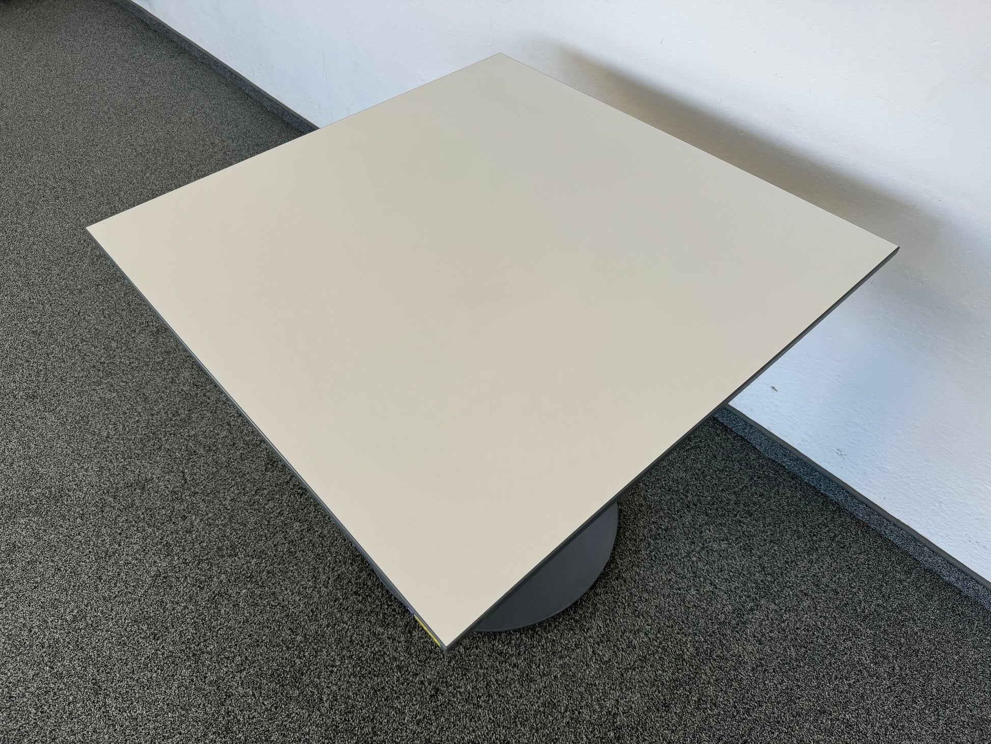 Lista Office Motion Sitzungstisch mit anthrazitem Gestell