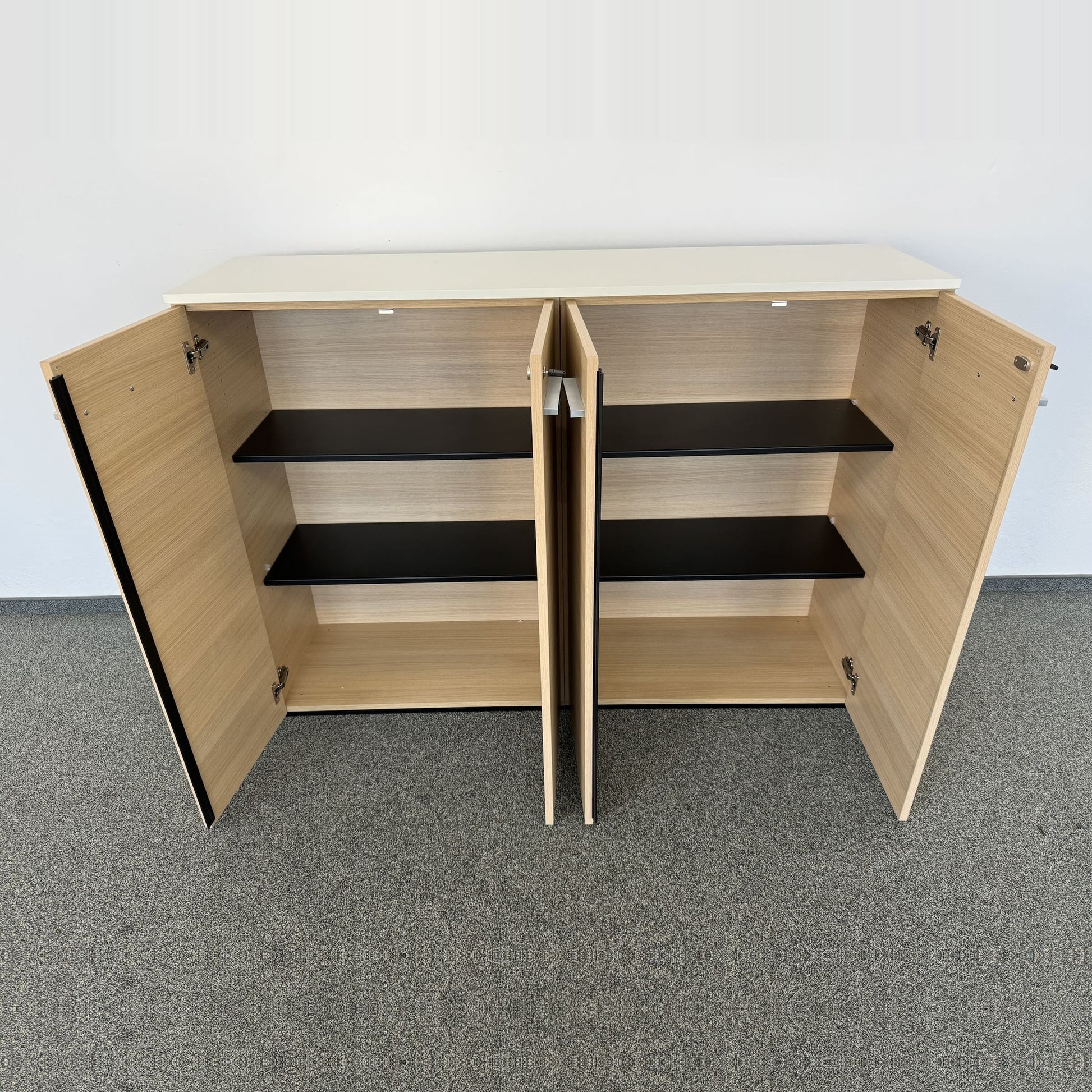 Echo Doppel-Flügeltür-Aktenschrank Fronansicht mit geöffneten Türen