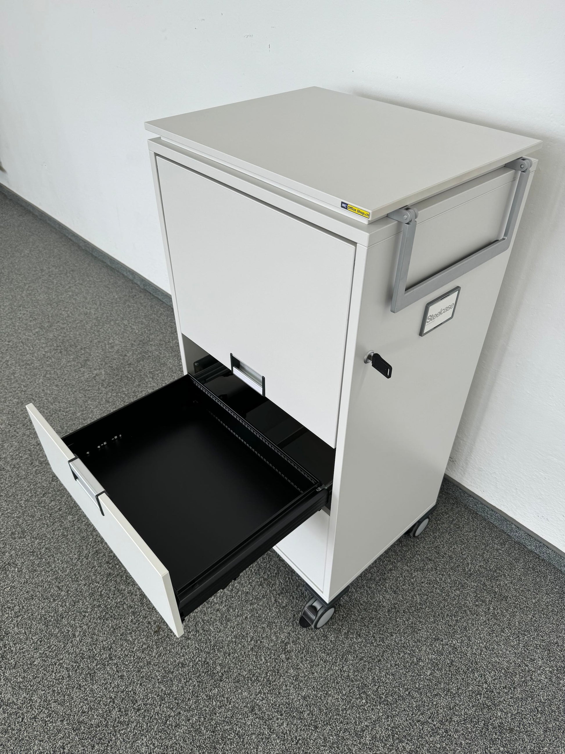 Steelcase Share It Roll-Caddy mit  Breitschublade offen