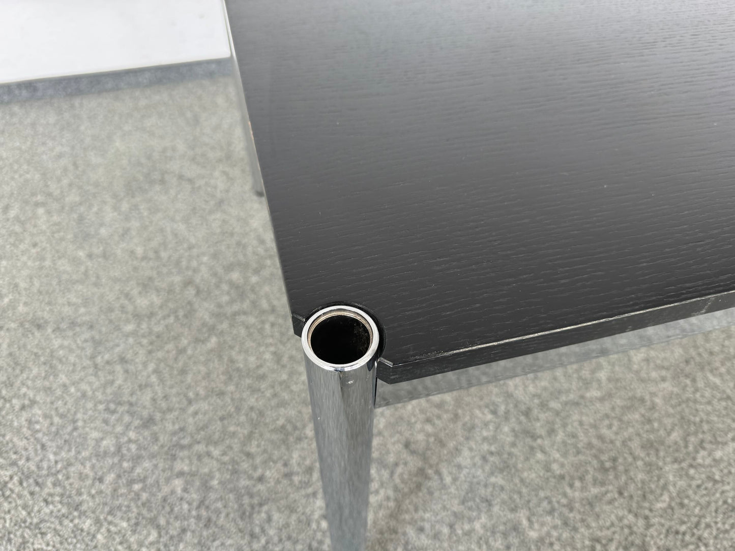 USM Haller Classic Sitzungstisch Detailbild fehlende Abdeckung