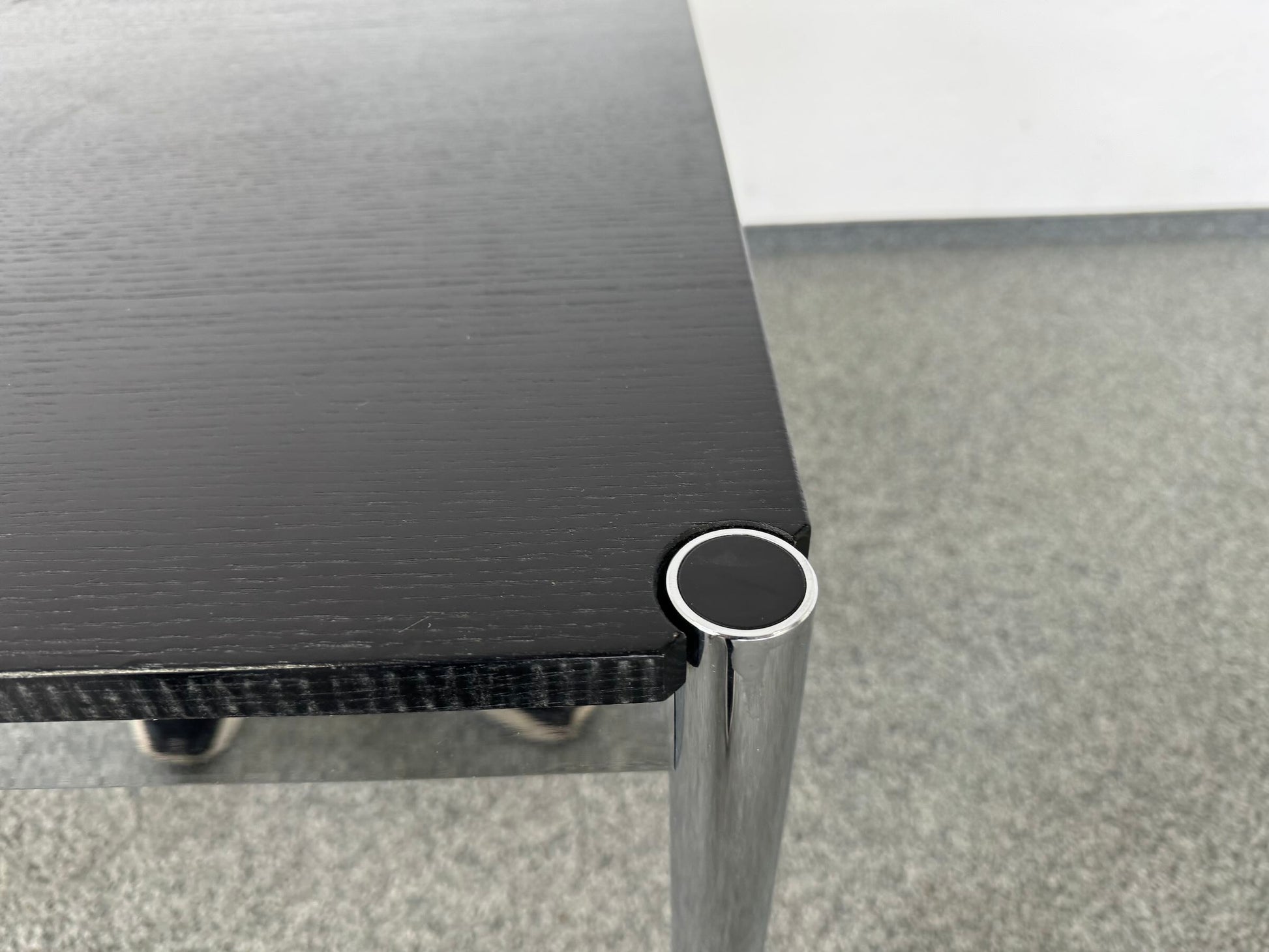 USM Haller Classic Sitzungstisch Detailbild Ecke des Tisches