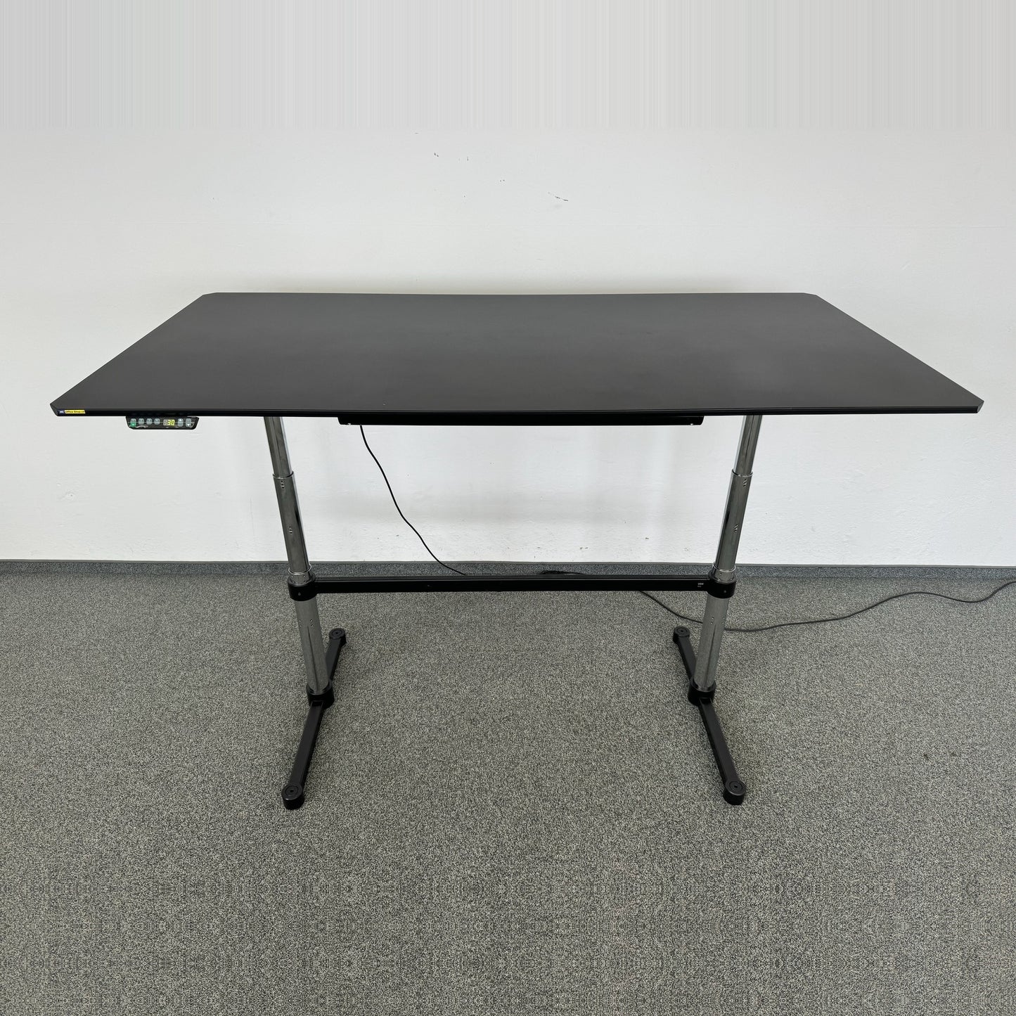 USM-Haller Kitos-E Sitz-Steh-Tisch Tischplatte Linoleum Schwarz