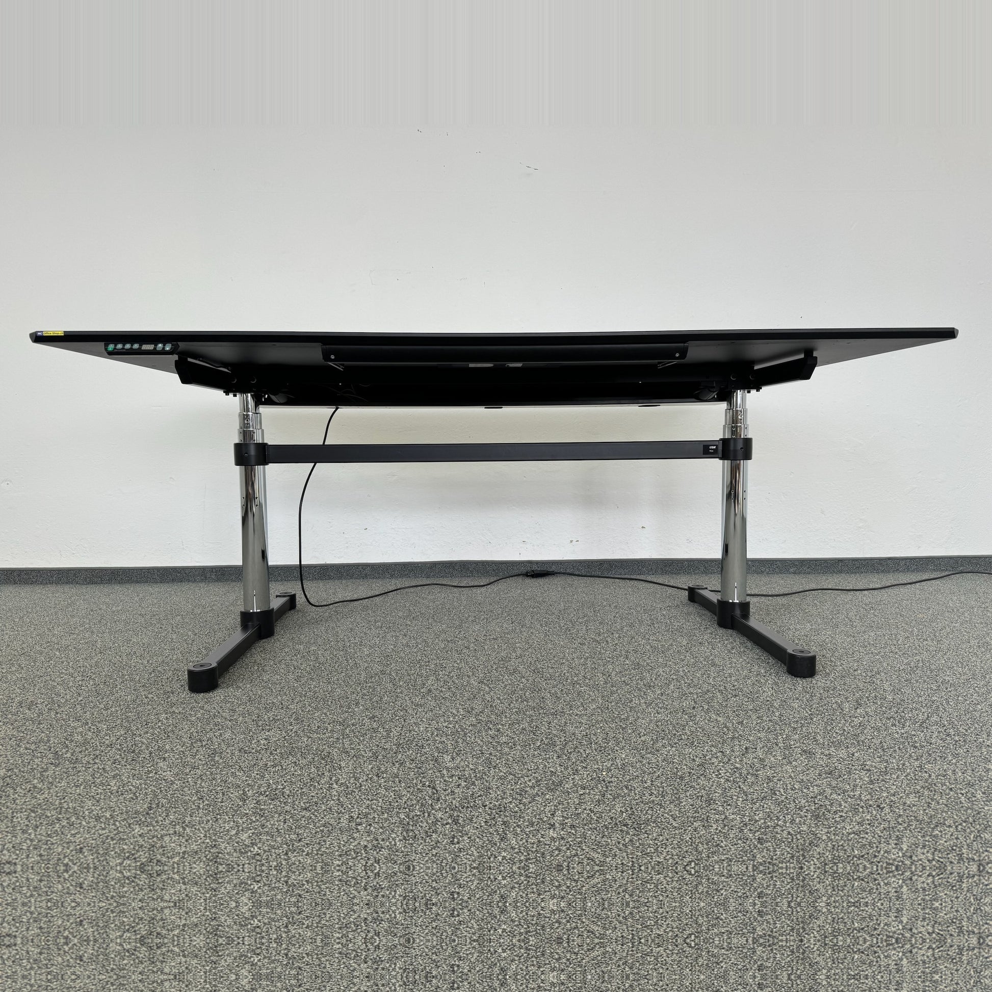 USM-Haller Kitos-E Sitz-Steh-Tisch von unten