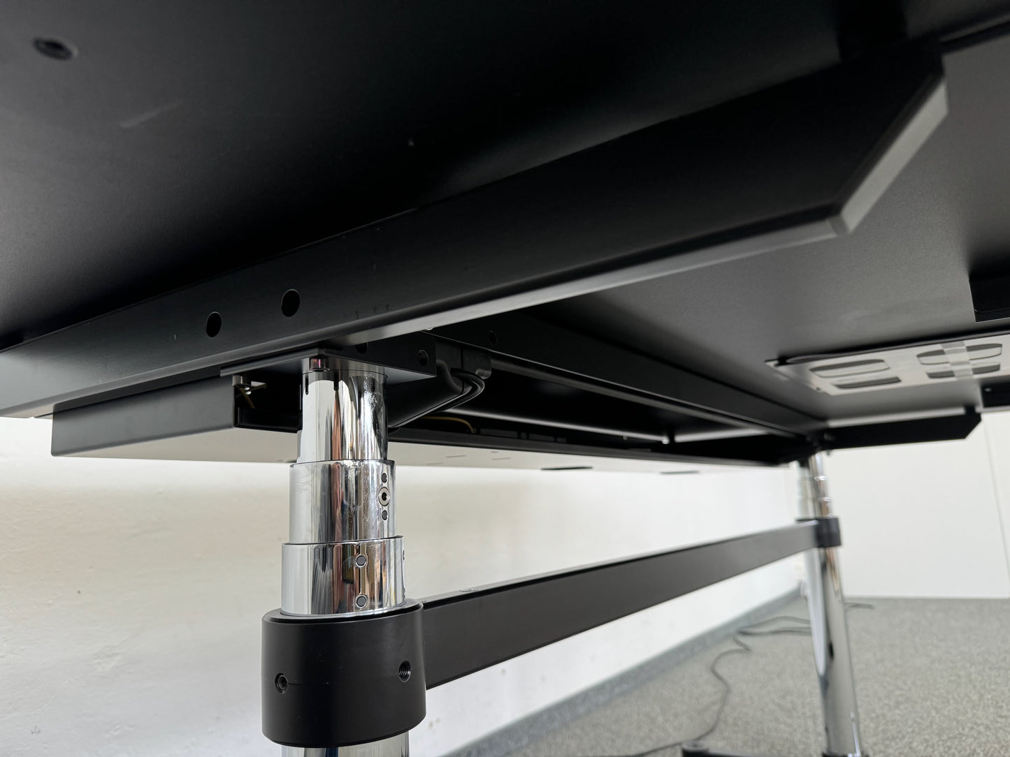 USM-Haller Kitos-E Sitz-Steh-Tisch Detailfoto von unten
