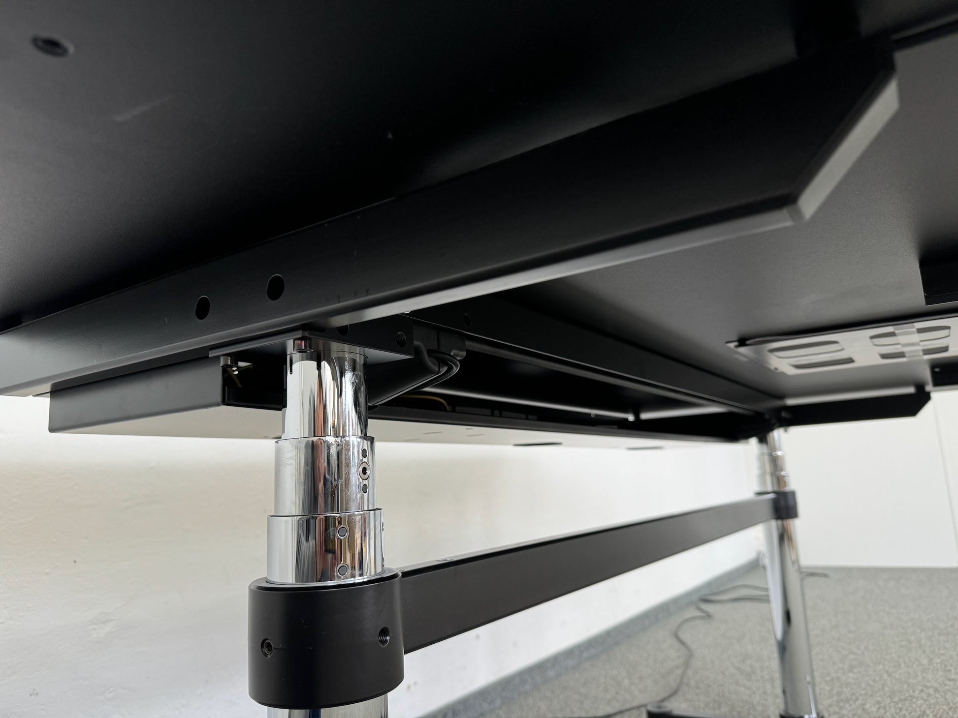 USM-Haller Kitos-E Sitz-Steh-Tisch Detailfoto von unten