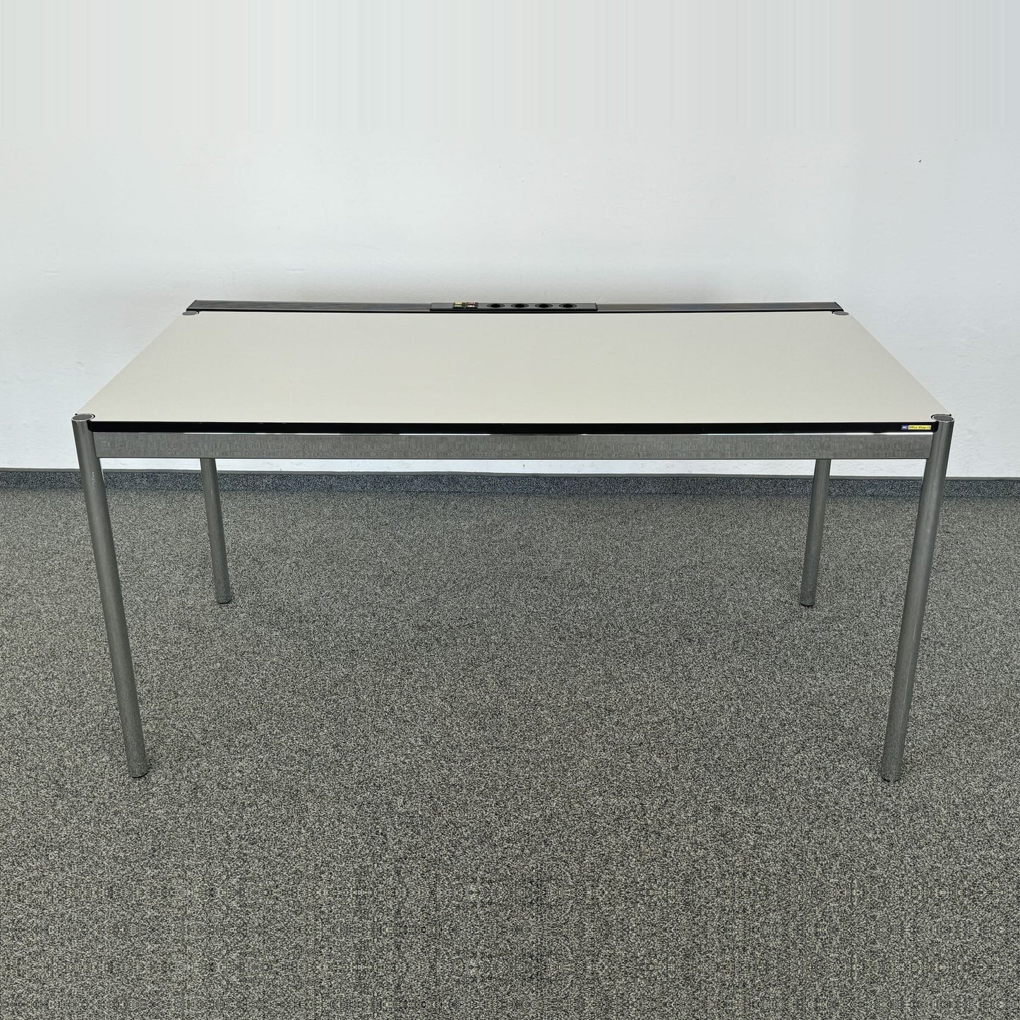 USM Haller Classic Schreibtisch 1750 x 860 mm mit Kabelkanal