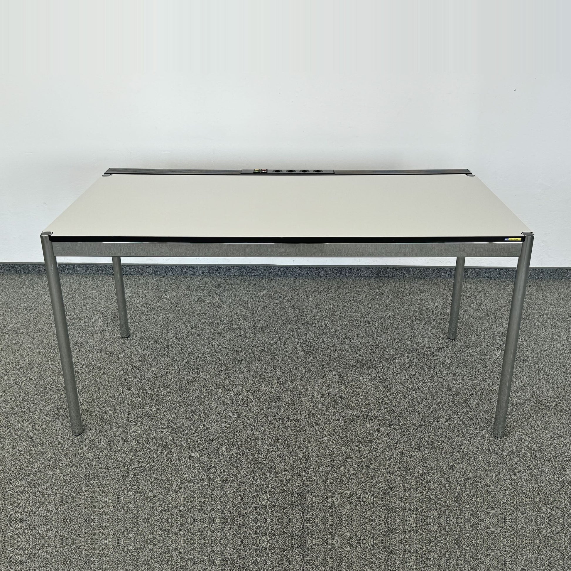 USM Haller Classic Schreibtisch 1750 x 860 mm mit Kabelkanal