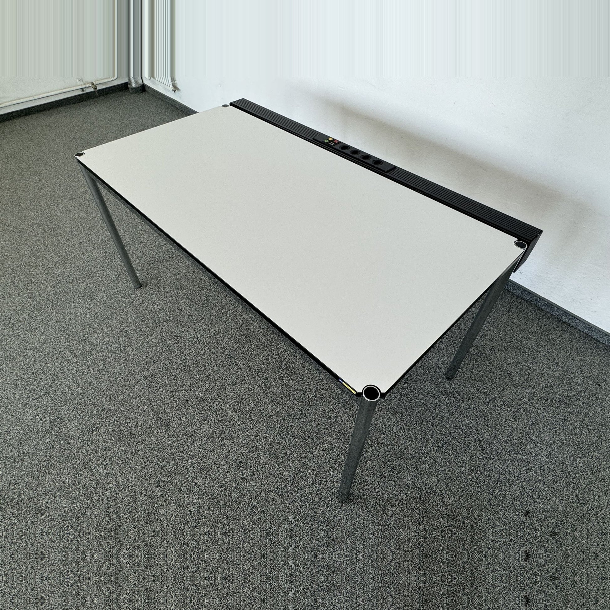 USM Haller Classic Schreibtisch mit Gestell chrom glanz