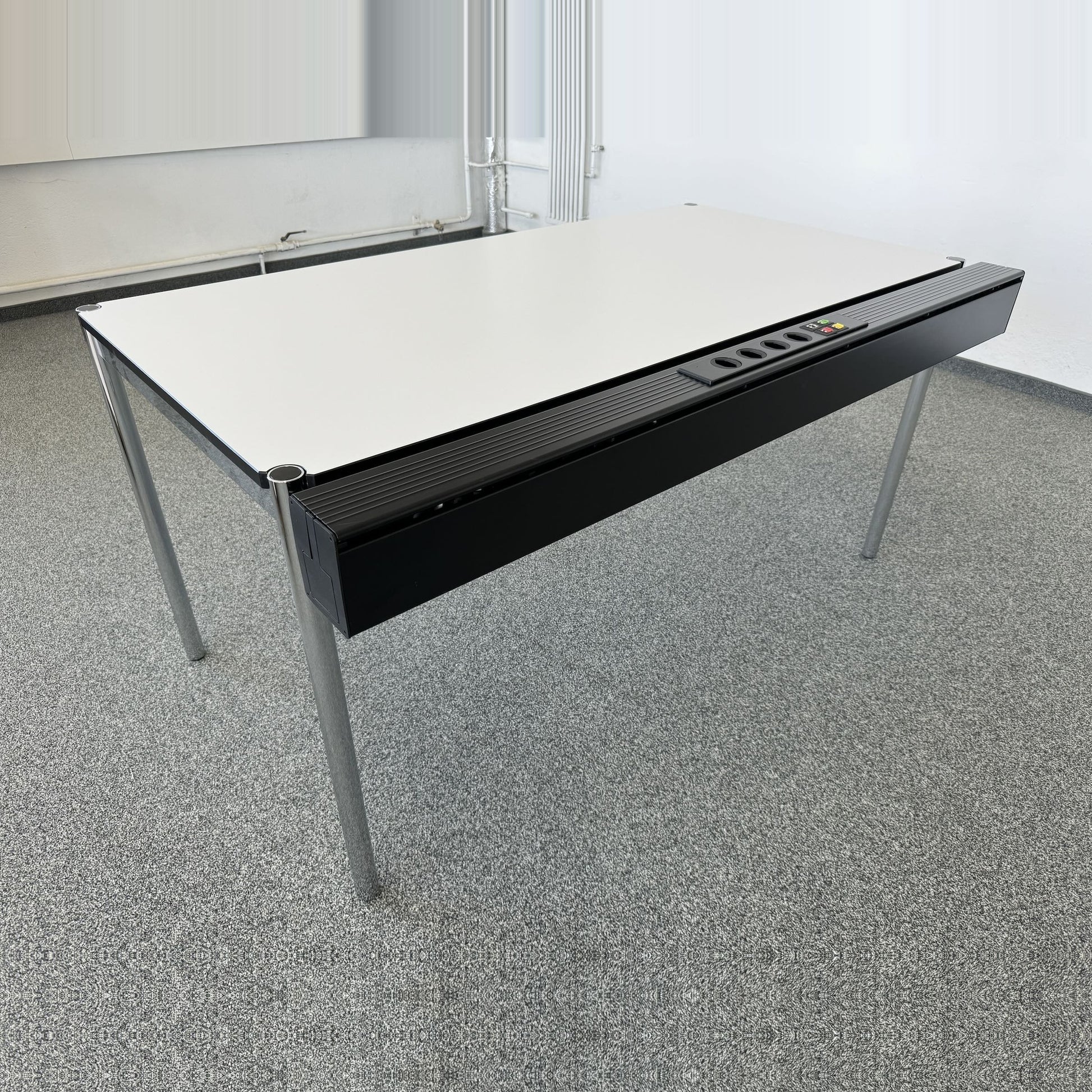 USM Haller Classic Schreibtisch Ansicht Kabelkanal