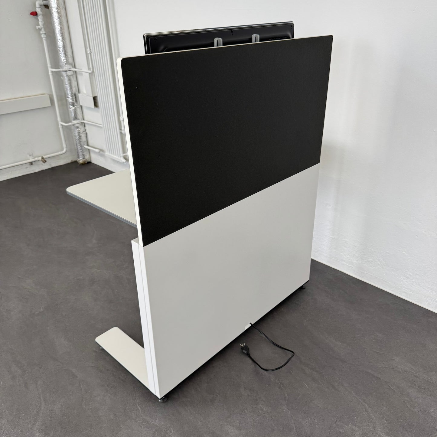 Lista Office Workstation Schreibtisch Ansicht von schräg hinten