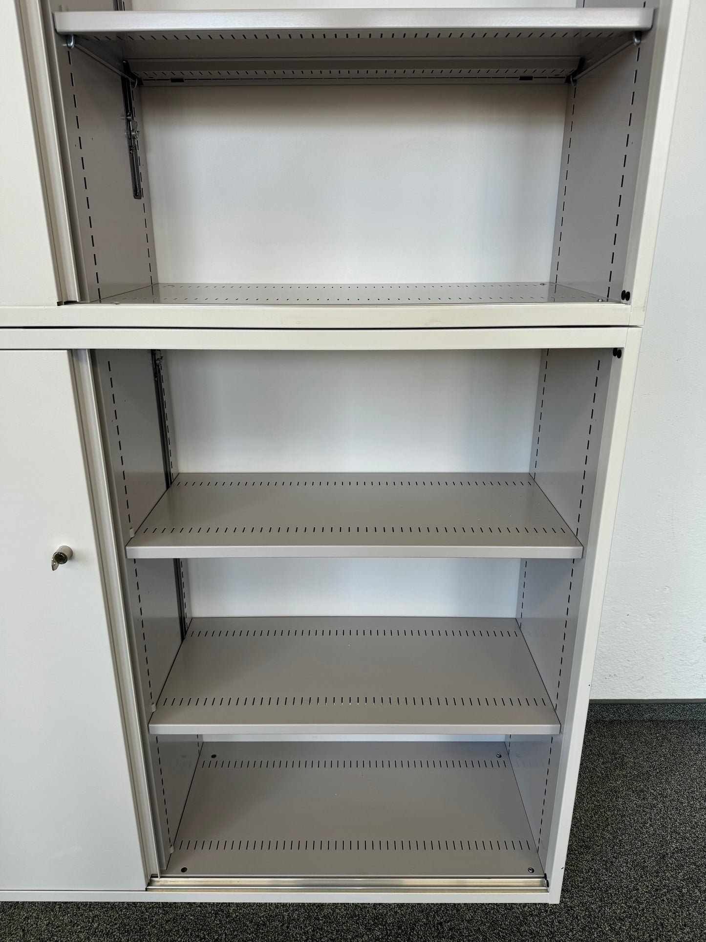 Lista Storage Schiebetür-Aktenschrank Detailfoto rechts unten