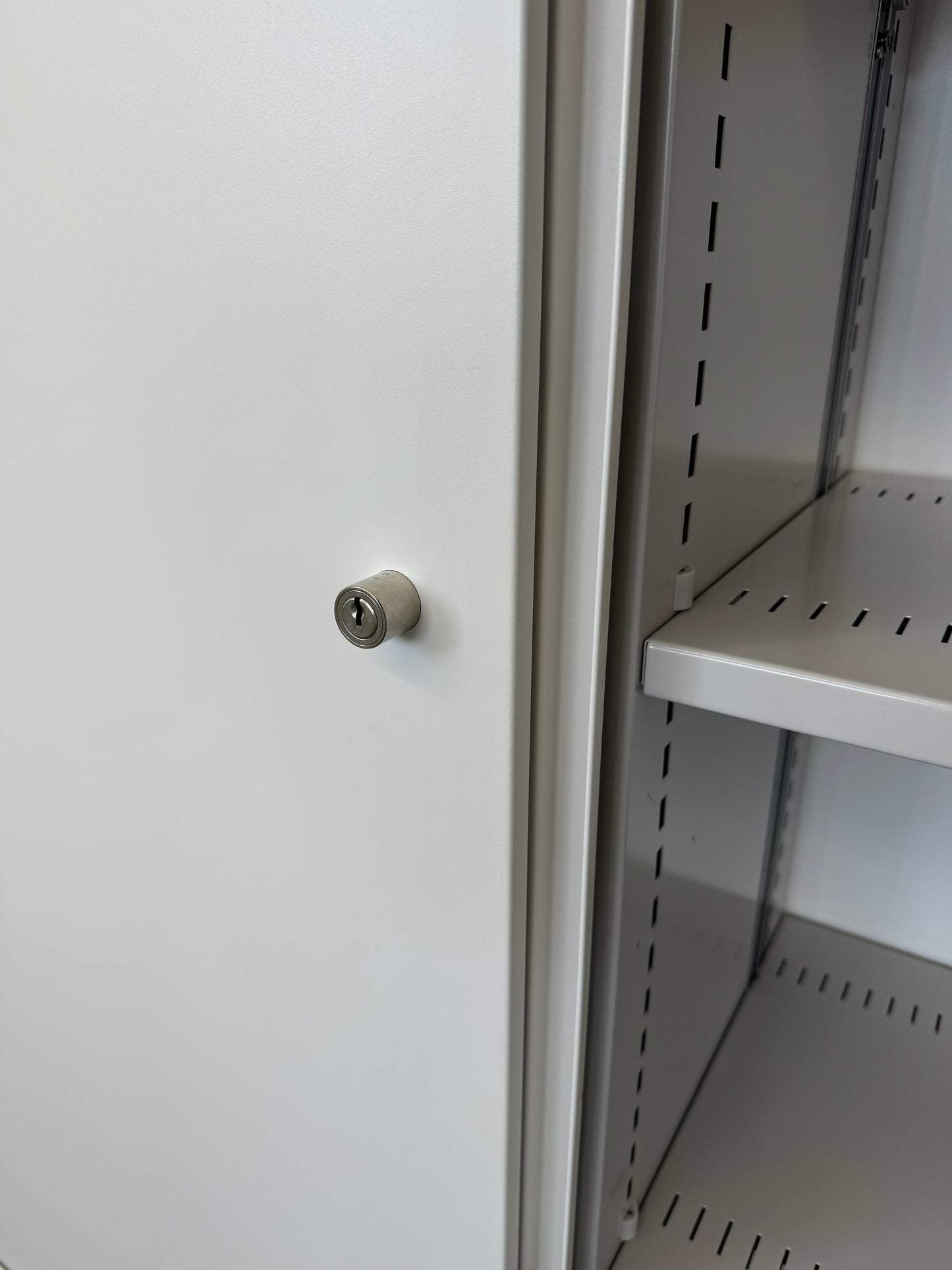 Lista Office LO Storage Schiebetür-Aktenschrank