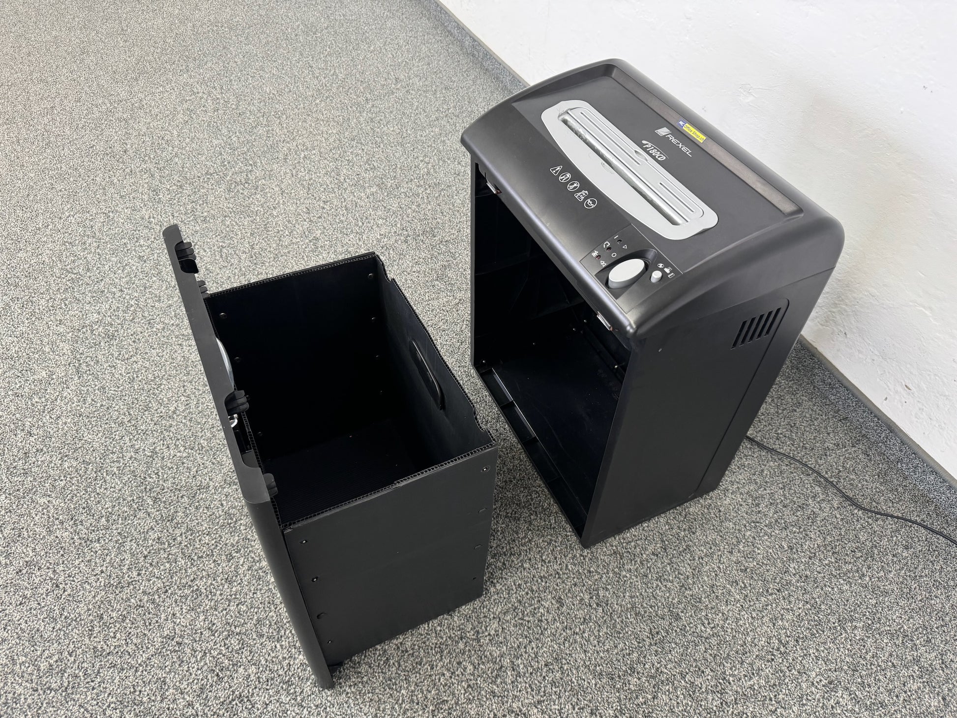 Rexel P180CD Aktenvernichter mit Papierfach ausgezogen