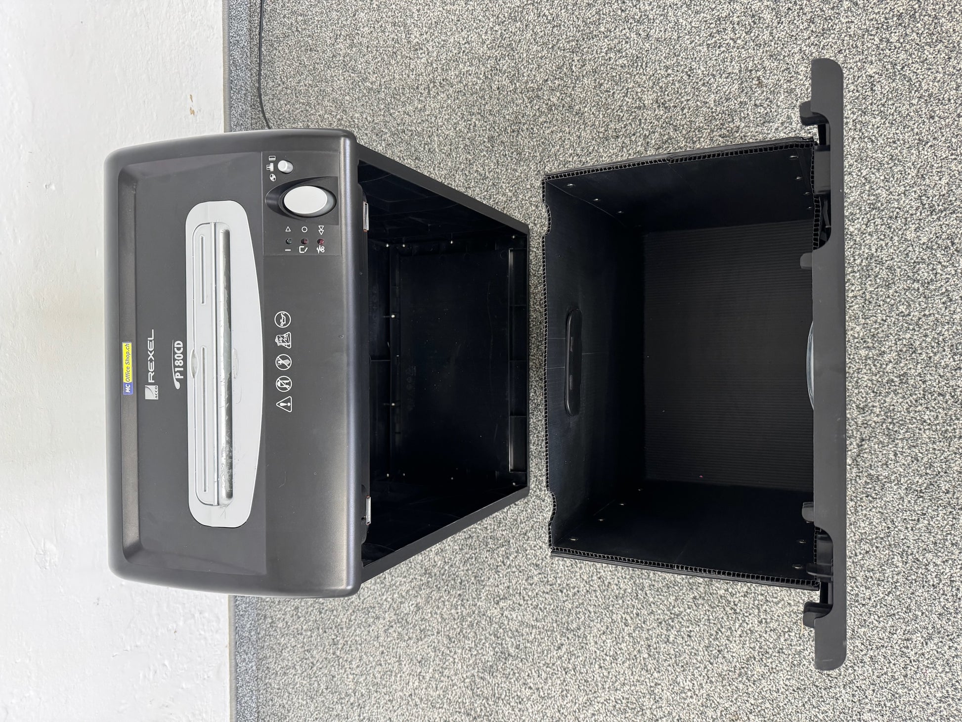 Rexel P180CD Aktenvernichter mit Papierfach ausgezogen von oben