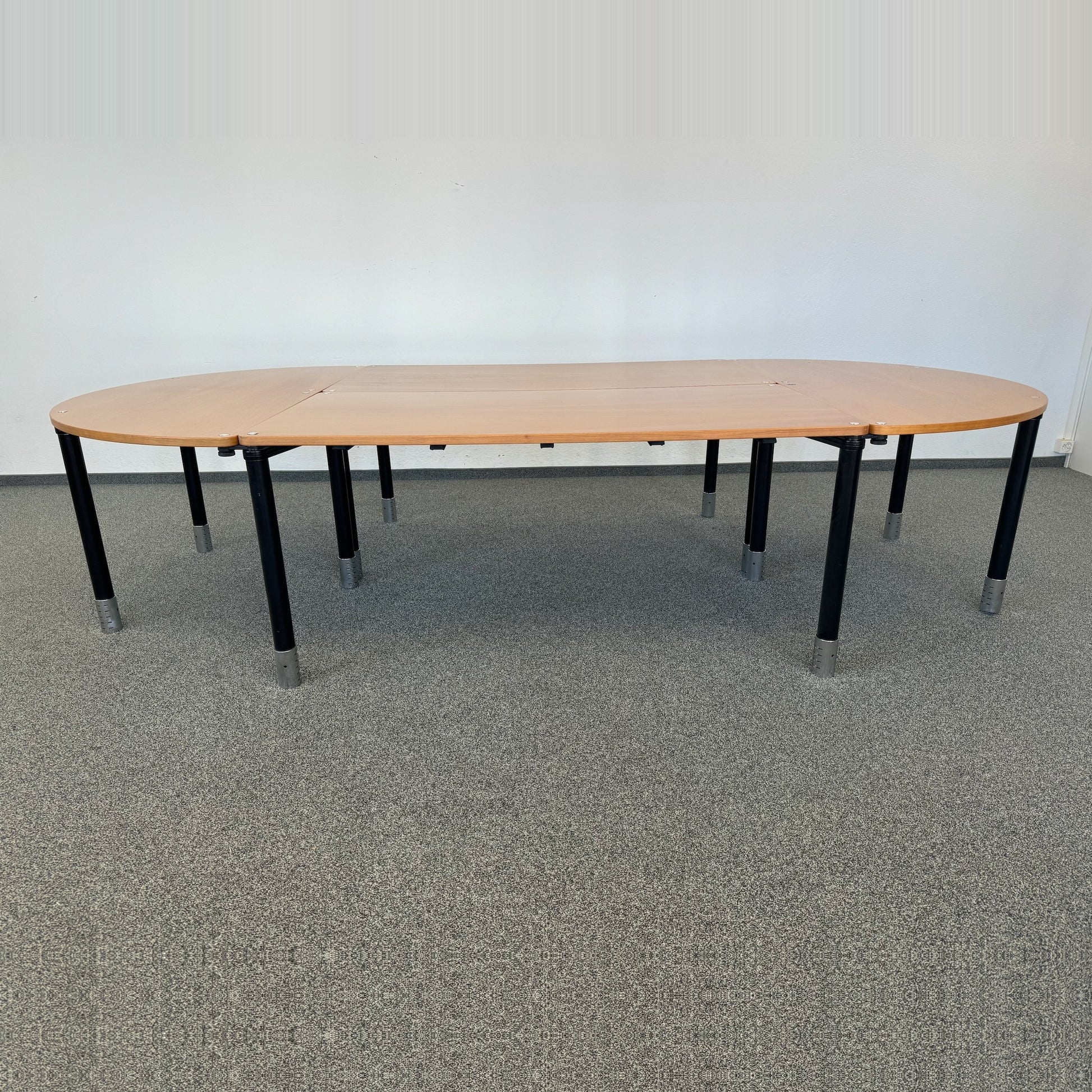 Steelcase Quadrino Sitzungstisch Ansicht von vorne