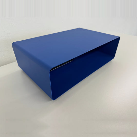 Lista Office Ablagefach aus Metall Blau mit Doppelsteckdose Ansicht von links