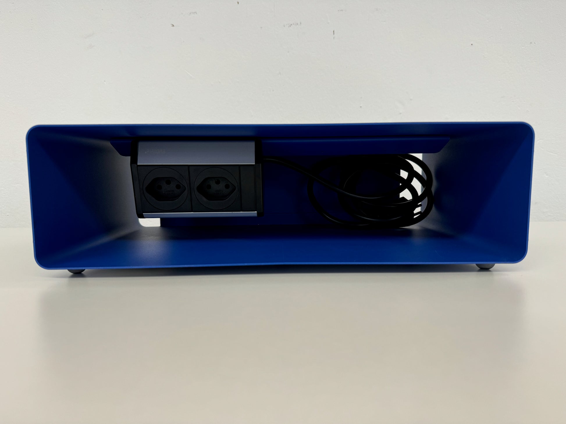 Lista Office Ablagefach aus Metall Blau mit Doppelsteckdose Frontansicht