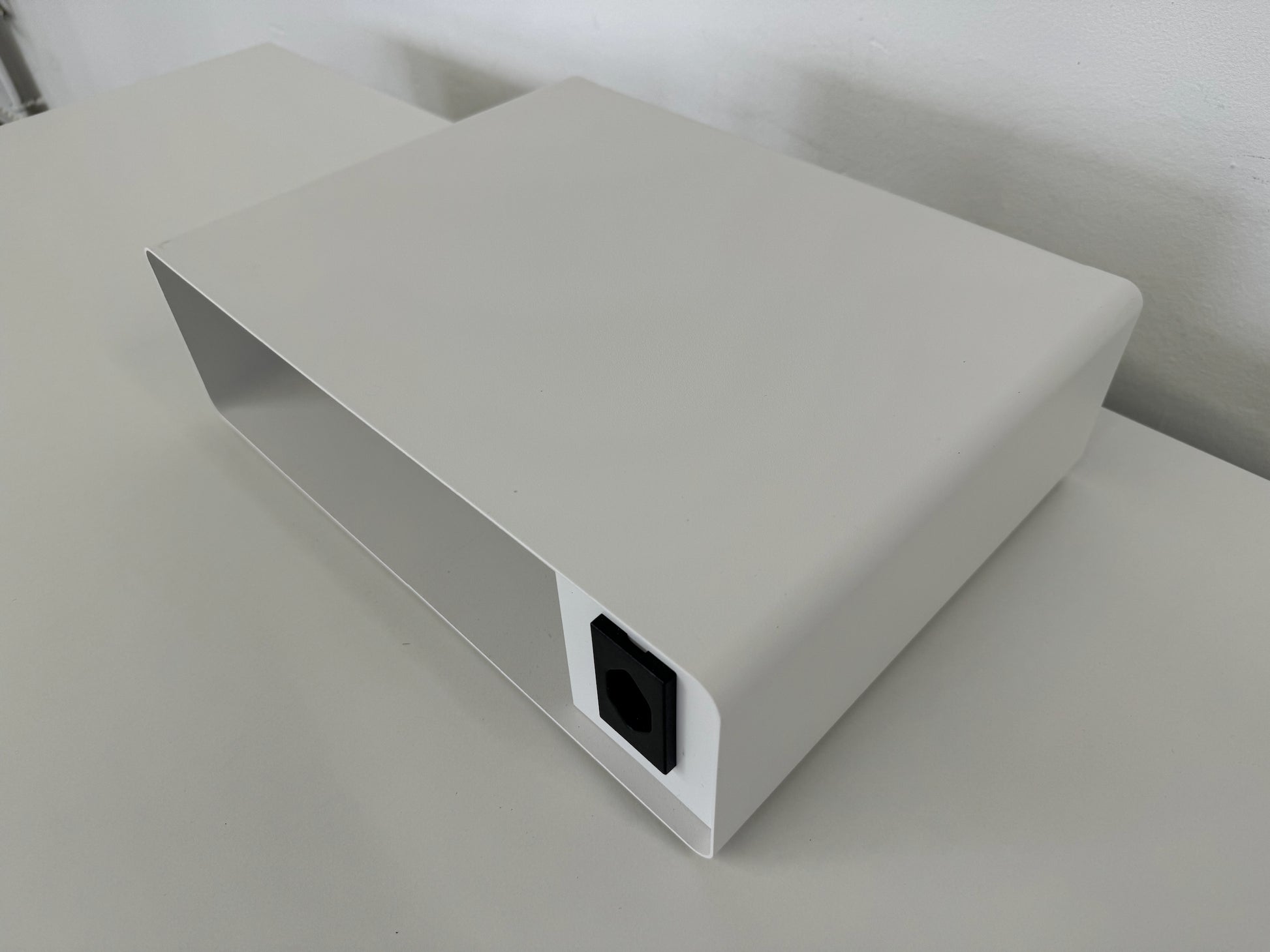 Lista Office Ablagefach aus Metall Weiss mit Steckdose für Ablage A4 von rechts