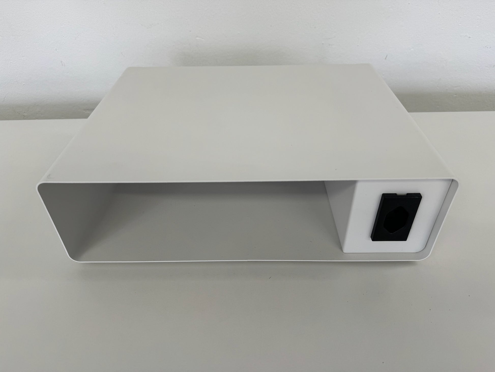 Lista Office Ablagefach aus Metall Weiss mit Steckdose für Ablage A4 von oben