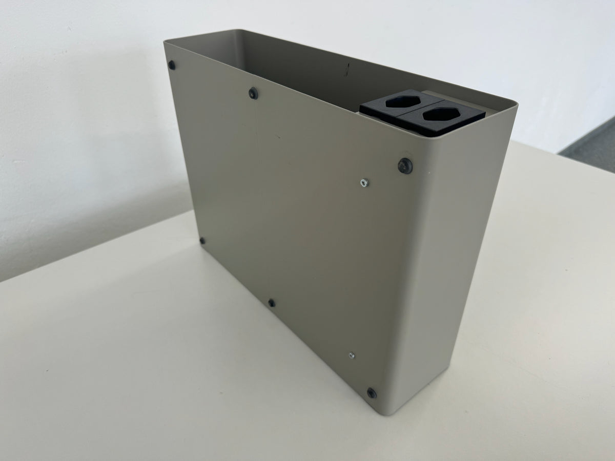 Lista Office Plug Ablagefach Grau - mit 2 Steckern