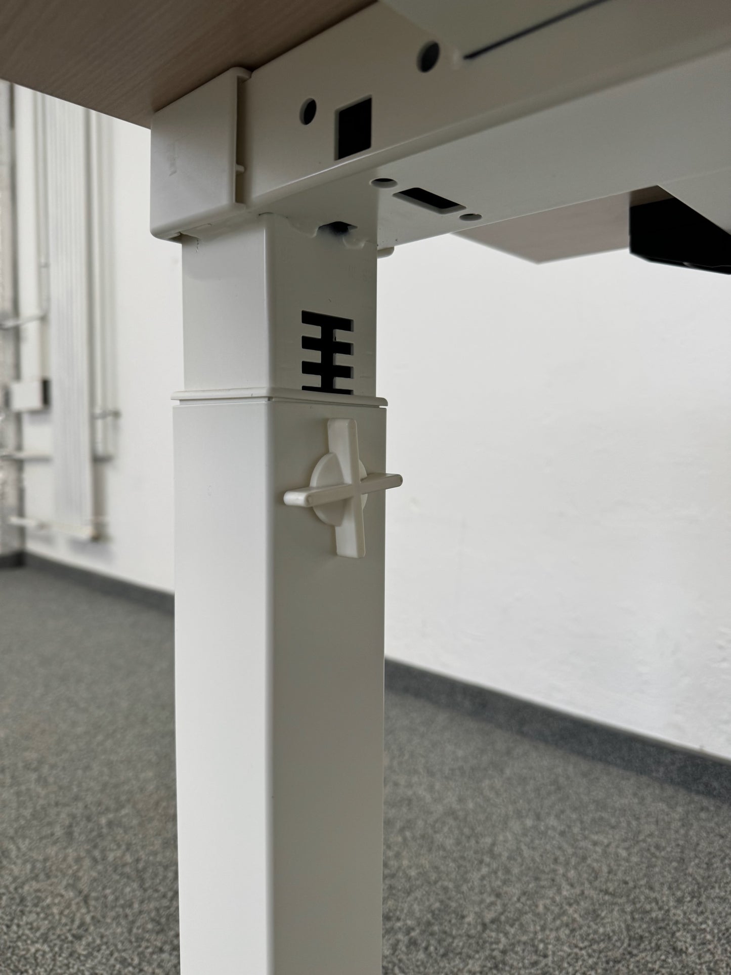 TALO.S Schreibtisch Detailfoto Höhenverstellung