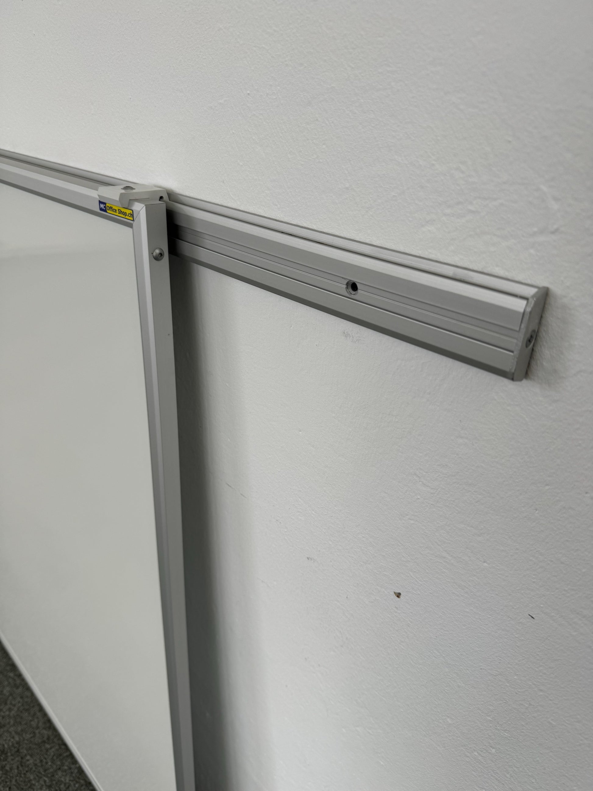 O + C Whiteboard mit Wandschiene Detailfoto